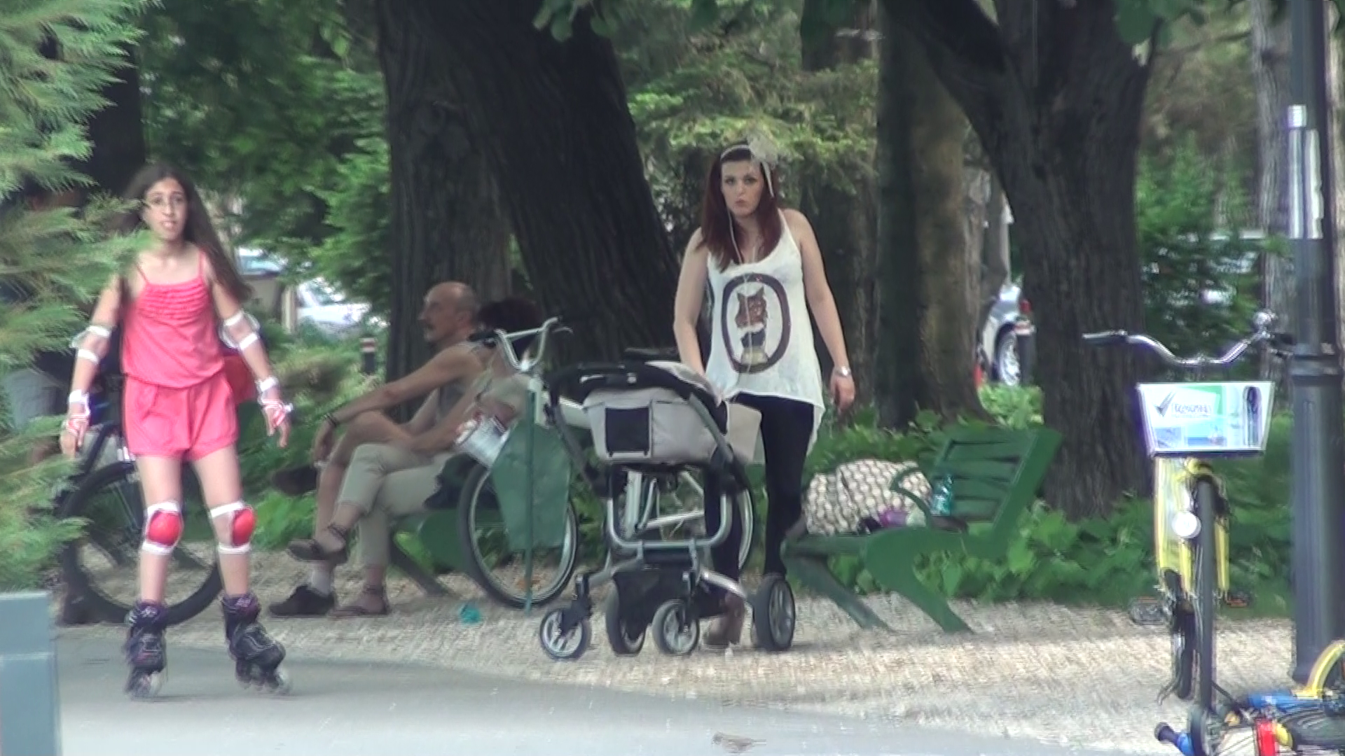 Pentru ca a venit singura in parc, roscata a vorbit incontinuu la telefonul mobil