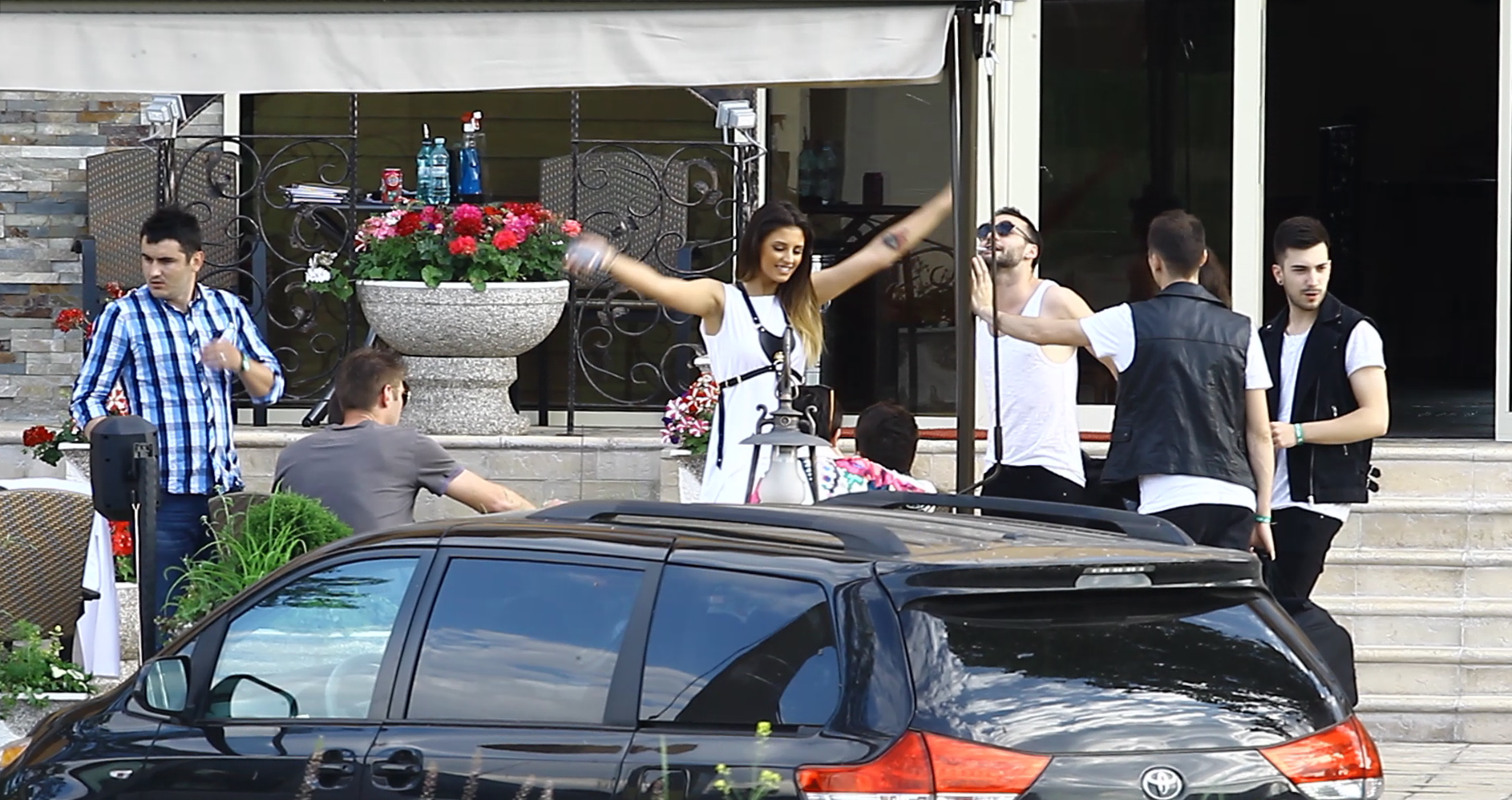 La scurt timp, rotatiile de cap au incetat si au fost inlocuite cu miscari ample de brate