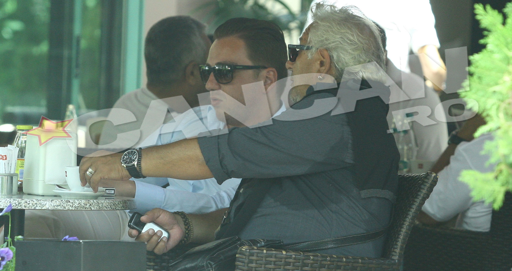 Abia cand a inceput sa gesticuleze s-a vazut cat de transpirat era