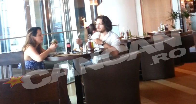 Chef nu face mofturi si mananca alaturi de sotia lui pizza