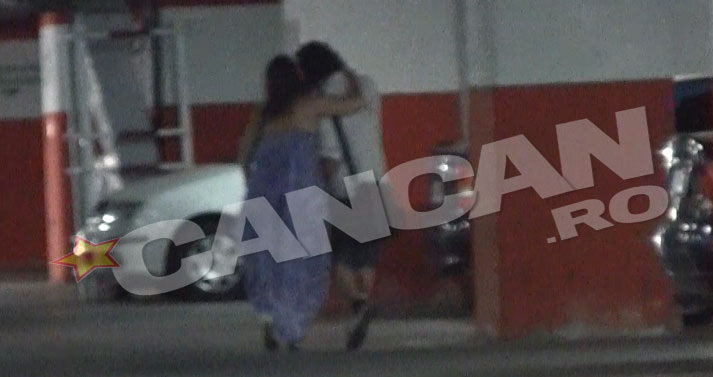 In parcarea mall-ului, cei doi indragostiti se saruta