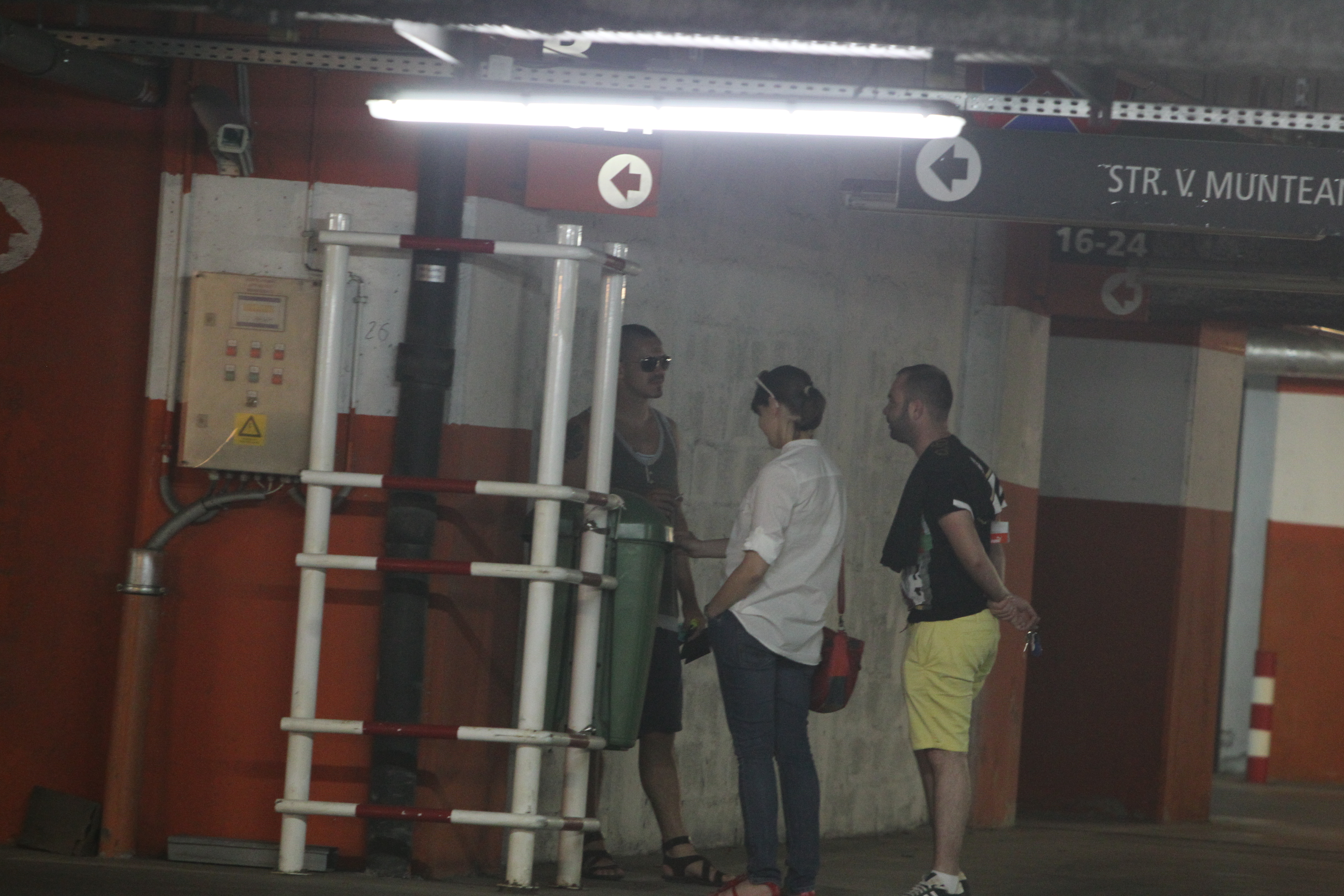 Fotbalistul s-a intalnit in parcarea unui mall din Capitala cu doi prieteni si s-au oprit sa stea de vorba