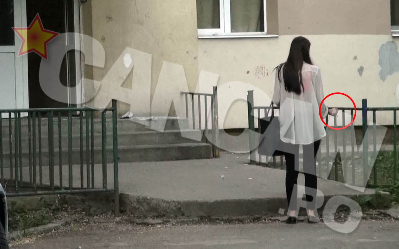 Inainte de a intra in bloc, a fumat o tigara cu sete, incercand, probabil, sa-si puna gandurile in ordine