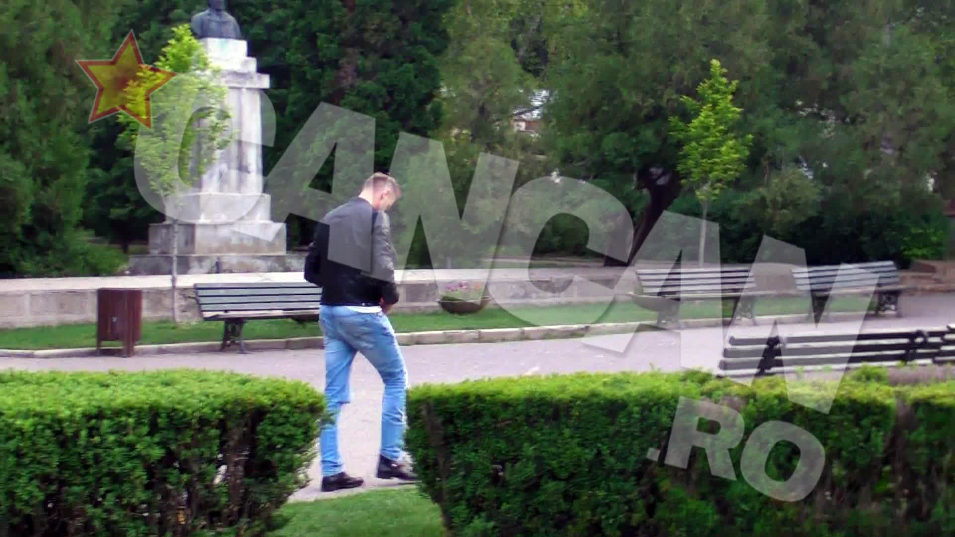 Napadit de ganduri, artistul a plecatcatre hotel