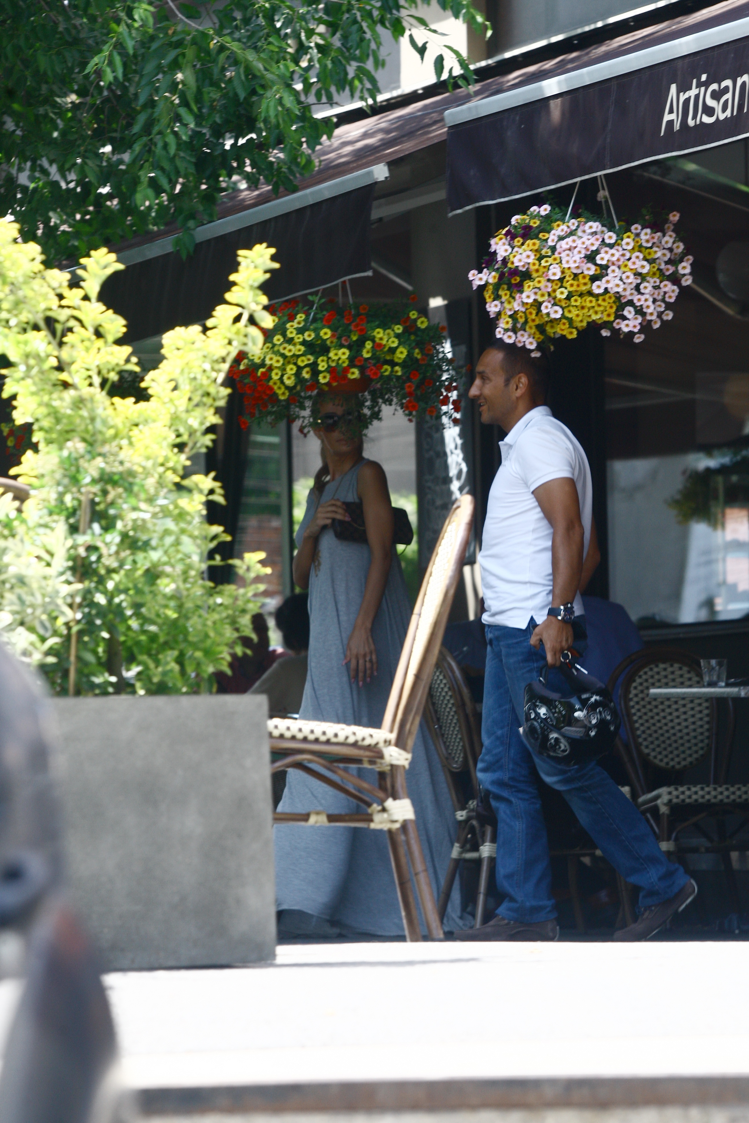 Daca Andreea a plecat asa cum a venit, milionarul radia de fericire cand au parasit localul