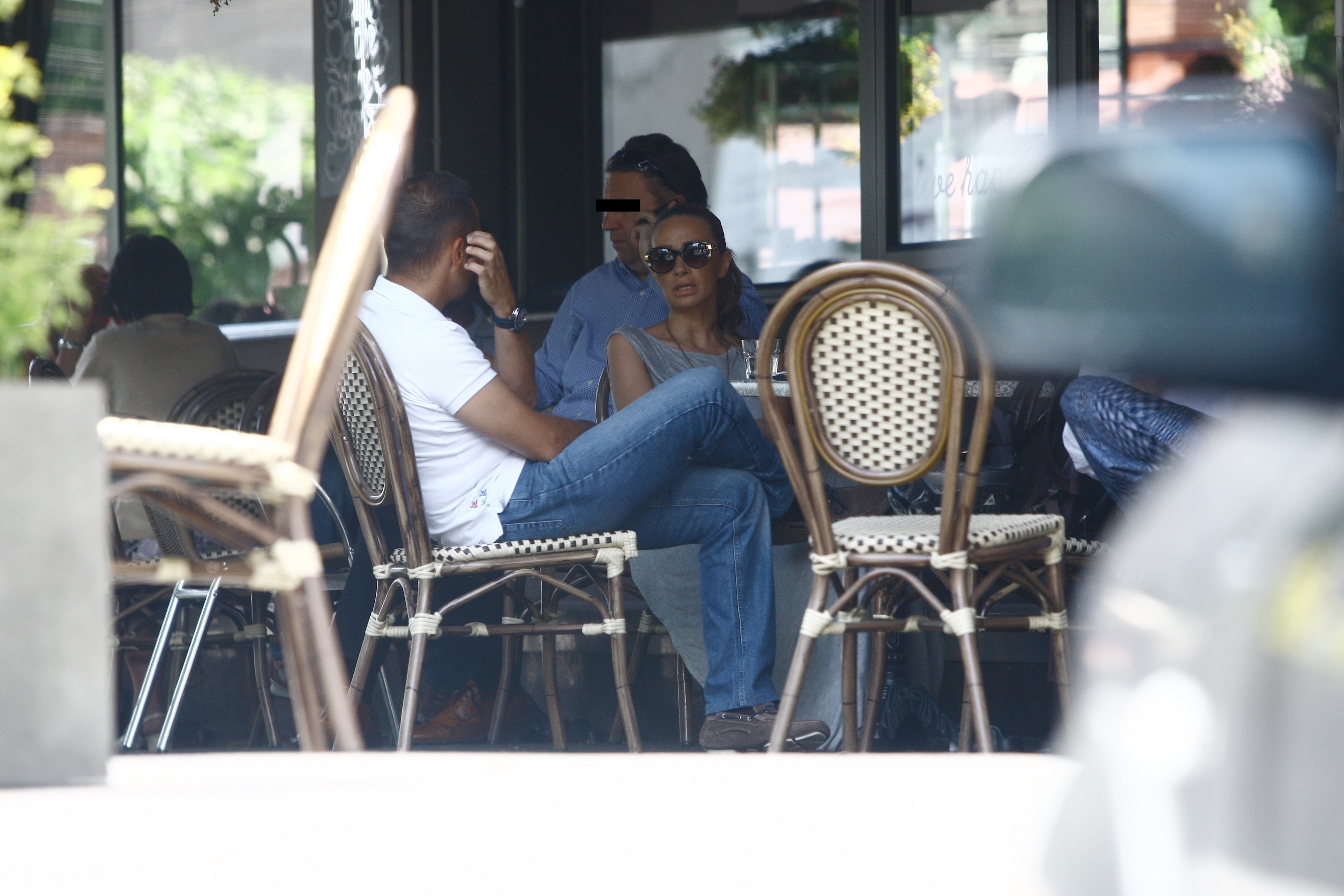 Tatoiu isi face curaj, cu gesturi timide, si ia cuvantul in fata Andreei