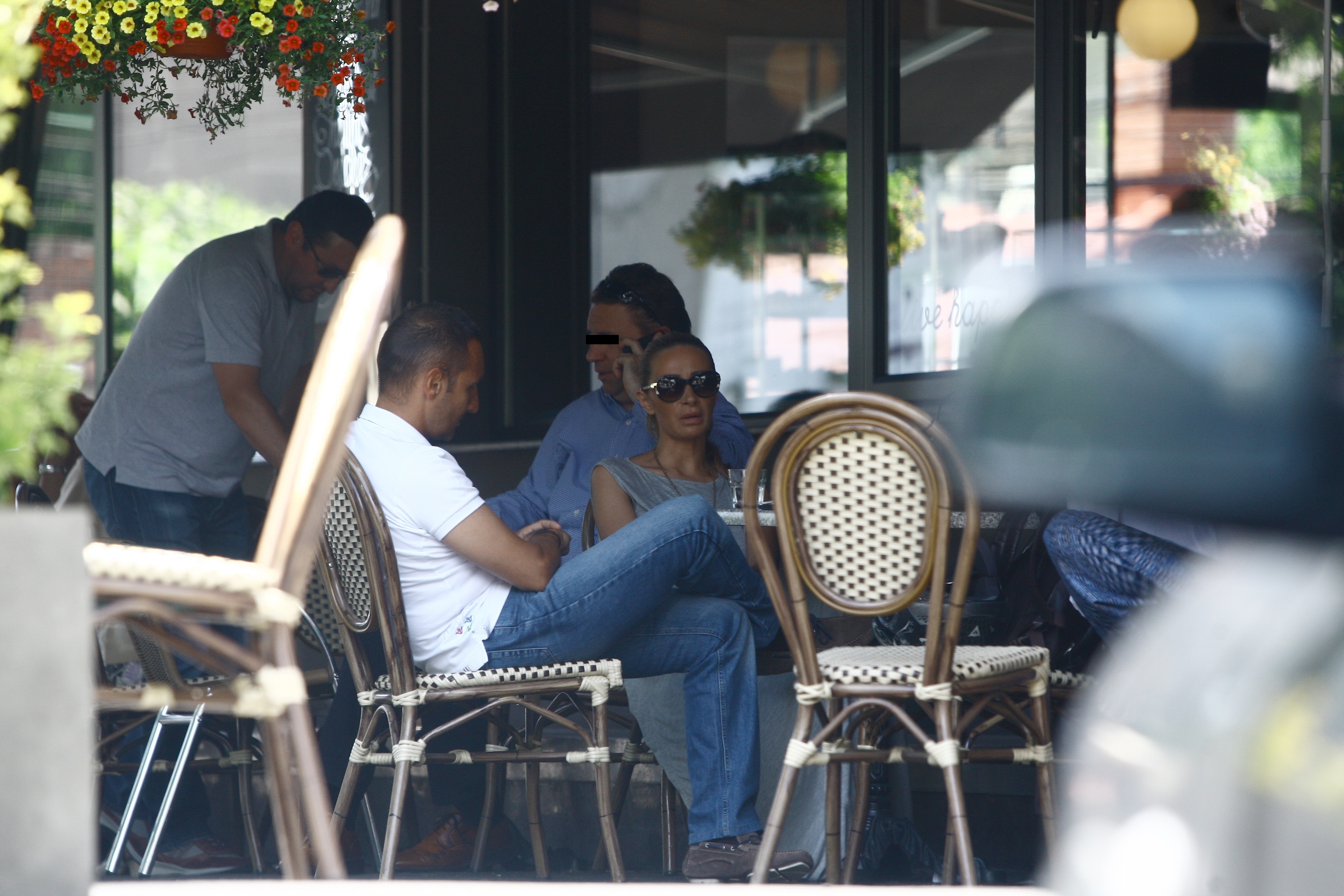 Dupa cateva minute se uita la ceas si cere nota de plata