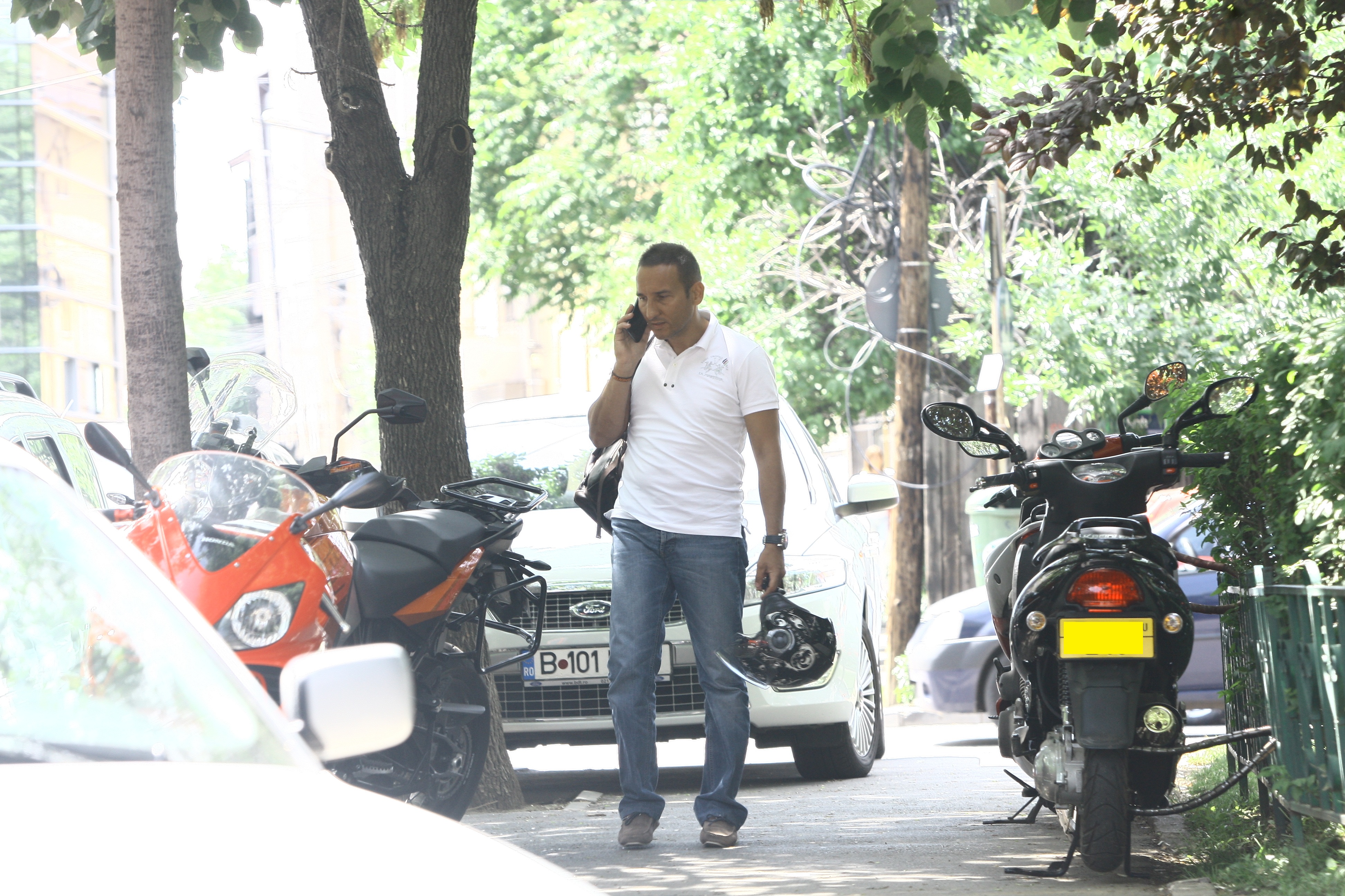 Dupa ce a condus-o pe Andreea la masina, Tatoiu a profitat ca este singur si a dat rapid un telefon