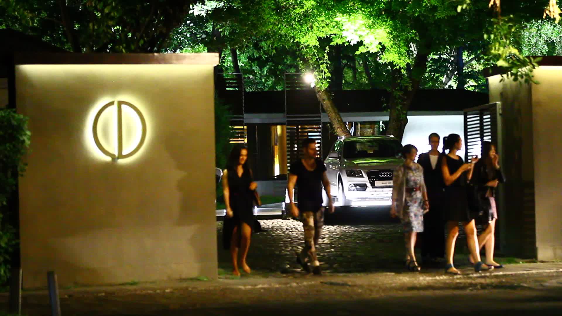 Randi si frumoasa bruneta au iesit din restaurant extrem de veseli