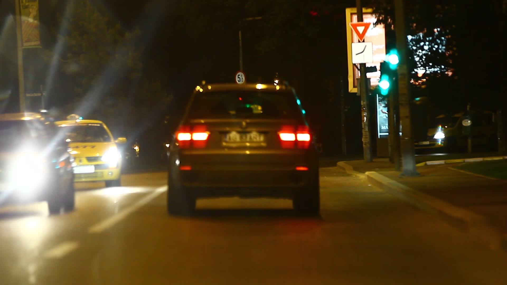 Randi o cunduce pe tanara acasa