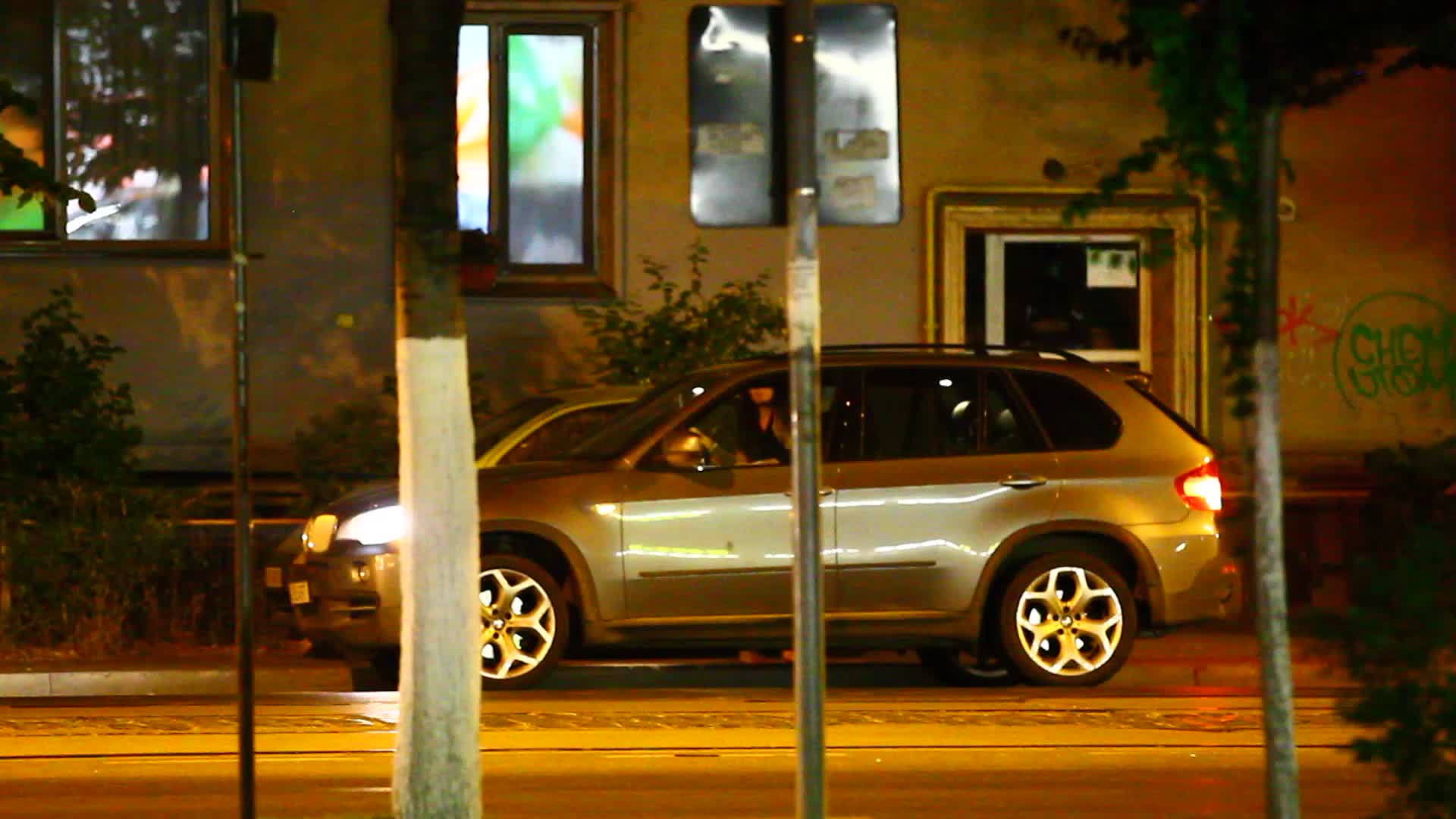 cantaretul a lasat-o pe fata in fata blocului in care aceasta locuieste