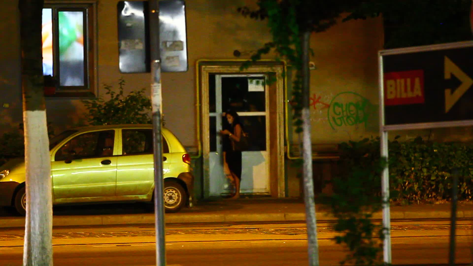 Inainte de a intra in scara, bruneta da cateva sms-uri