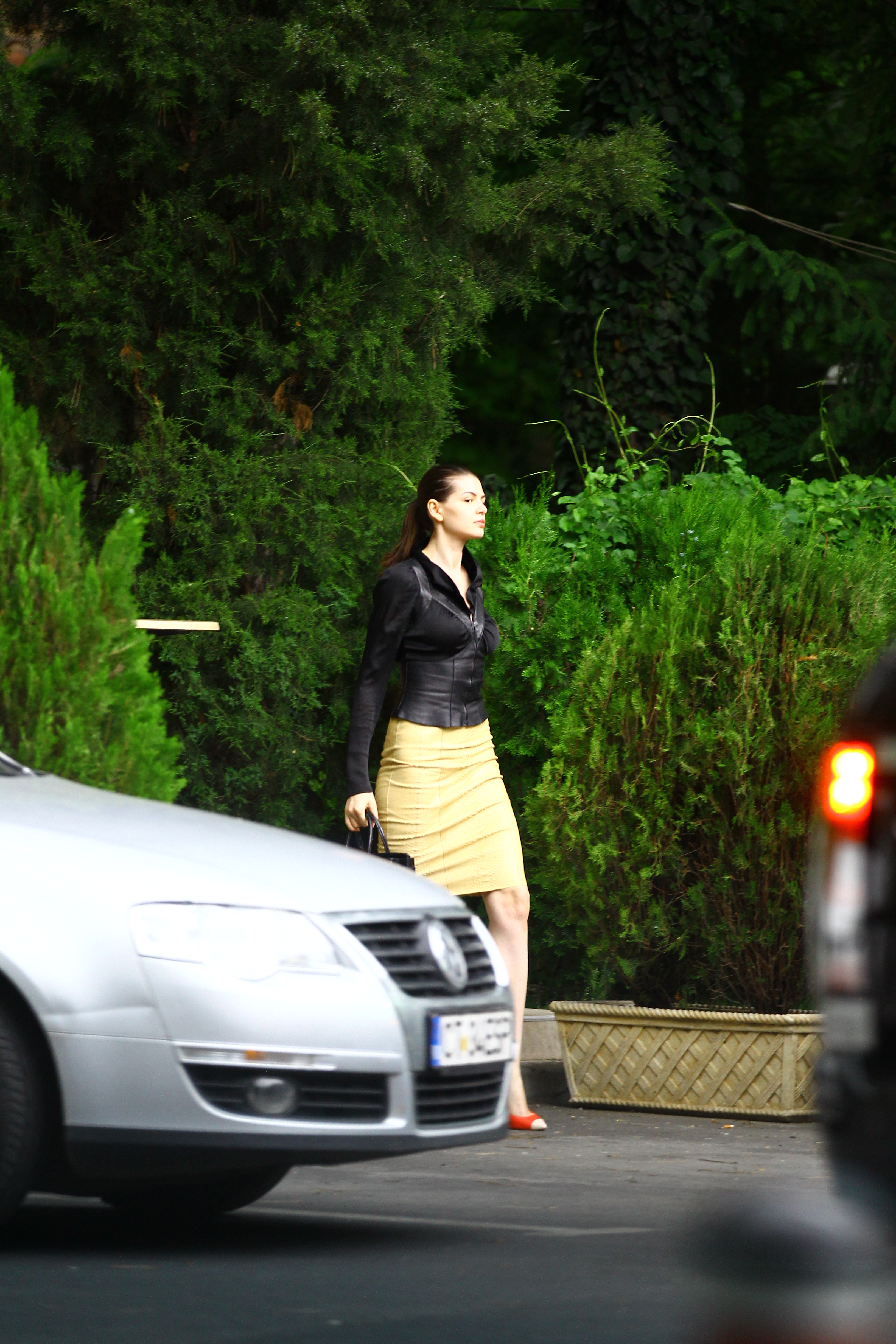 Moni a parasit imediat restaurantul, atunci cand afara a inceput sa tune si sa fulgere