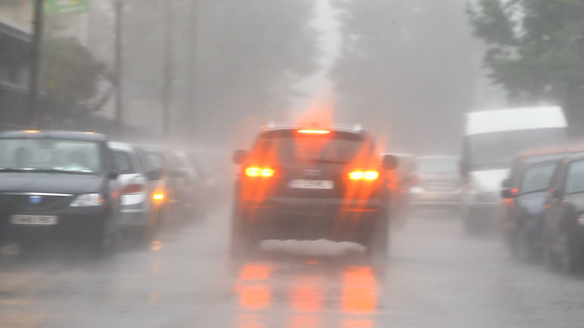 Soferul Monicai a trebuit sa infrunte o furtuna puternica, spre disperarea Monicai