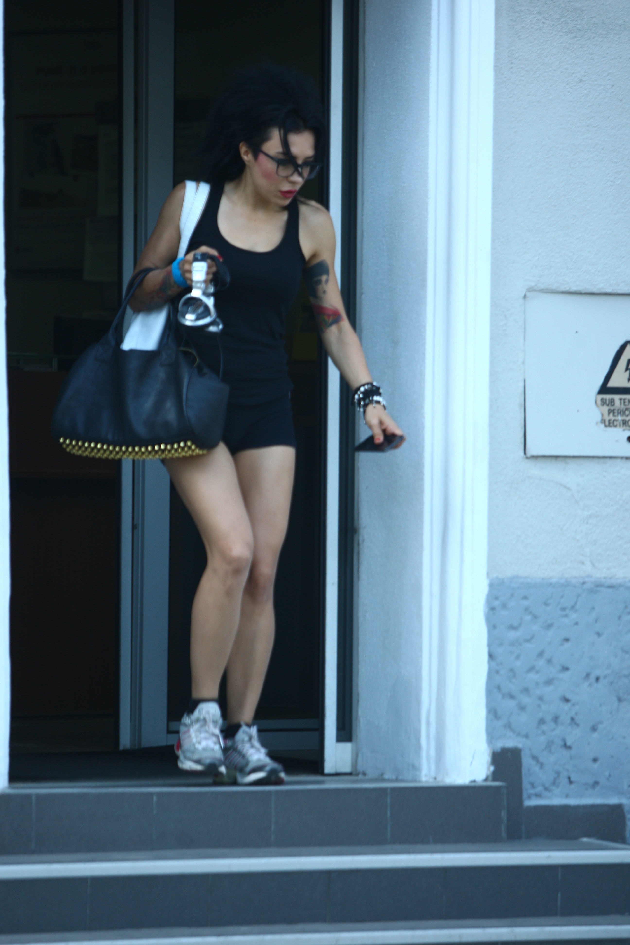 Inainte de a merge la sala de fitness, Dj Wanda a mers la banca pentru a-si plati facturile