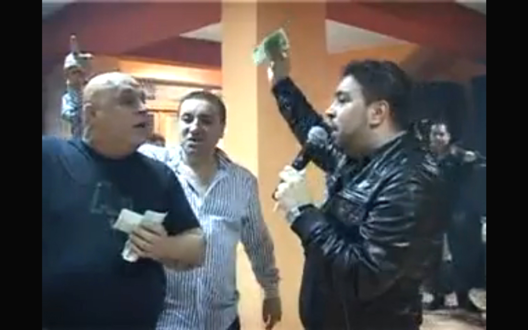 In afara pasiunii bolnavicioase pentru barbut, Oneata (stranga) mai are o slabiciune: sa arunce cu bani in cantareti> La ziua interlopului Butoane a facut spectacol cu… Salam!”/><figcaption>In afara pasiunii bolnavicioase pentru barbut, Oneata (stranga) mai are o slabiciune: sa arunce cu bani in cantareti> La ziua interlopului Butoane a facut spectacol cu… Salam!</figcaption></figure>
<p>Doru: “<em><strong>Ma, care a fost discutia? Tu ai fost la-nceput acolo?</strong></em>”<br />Duduianu: “<em><strong>Bai, Dorule, (n.red. – Oneata) era acolo cand am ajuns noi acolo s-a spart barbutul tot!</strong></em>”<br />Doru: “<em><strong>Si, si s-a si curatat!</strong></em>”<br />Duduianu: “<em><strong>Da, ma! Ma-njur pe copii, ai innebunit?! (…) Eu m-am luat cu Oneata si a ramas sa-mi dea cate o mie, cate 2 mii, 3 mii, cat poate-mi da deoparte! Eu nu fac vrajeala!</strong></em>”<br />Doru: “<em><strong>Dar intr-adevar el pierduse banii cand ati ajuns voi acolo?</strong></em>”<br />Duduianu: “<em><strong>Sa moara fata mea, 13000! Cand am ajuns noi acolo pierduse banii si se împrumutase de o suta de milioane de la Taranu sa joace la cazino!</strong></em>”<br />Doru: “<em><strong>Pai, nu e, cumetre, normal ca sa-mi dea mie cate-o mie asa! Nici nu-i mai iau, ii rup si ii bag sa-i manance, baga-mi-as p…!</strong></em>”<br />Duduianu: “<em><strong>Acuma daca-l prind cu 30 de mii, 30 de mii iau de la el!</strong></em>”<br />Doru: “<em><strong>Nu, ma, asta trebuie batut rau, iti spun eu tie, cumetre!</strong></em>”</p>
<p>Adrian Nicolae</p>
<p><a target=