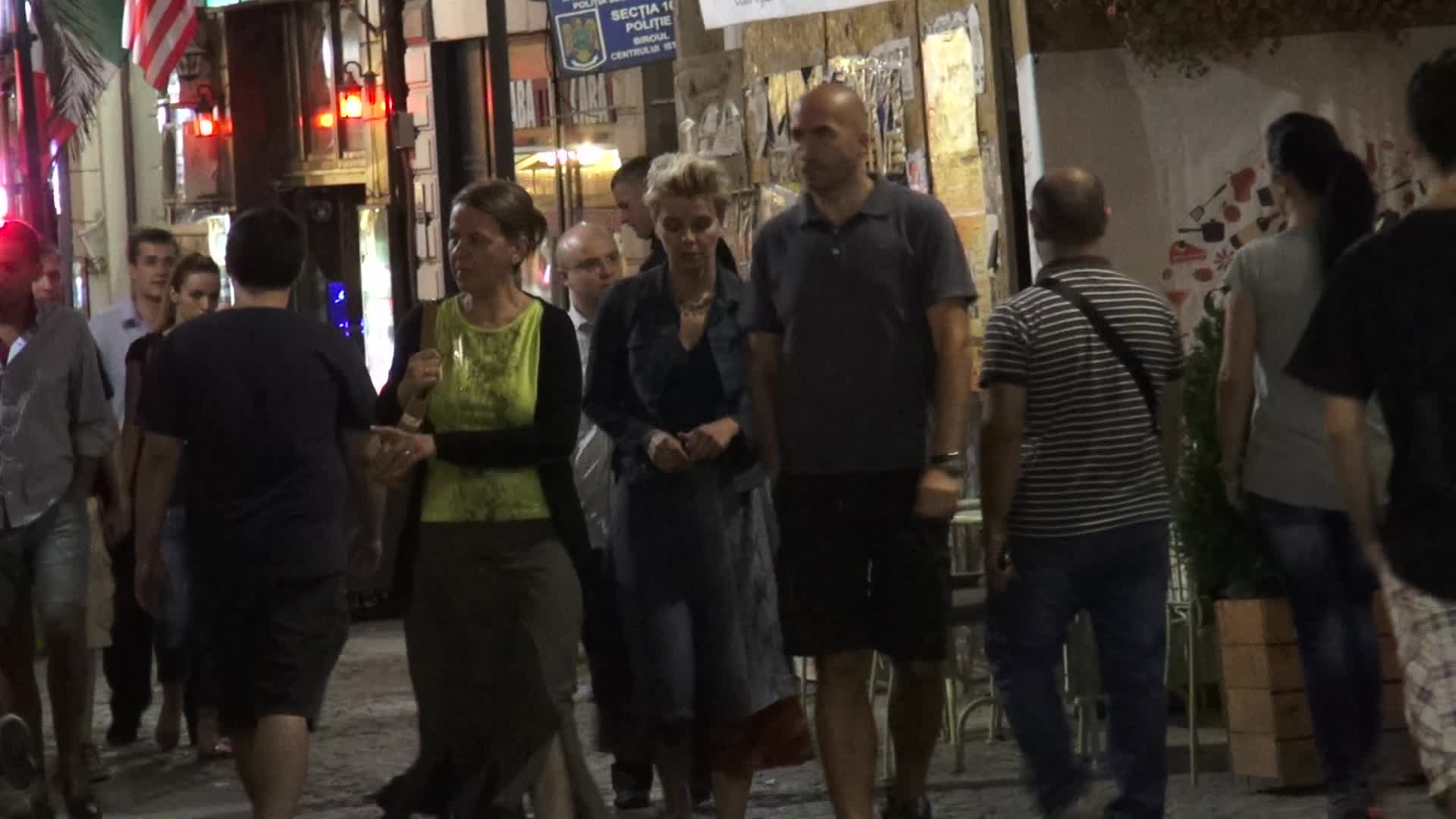 Dupa ce au cinat, Gianina si prietenii sai s-au plimbat prin Centrul Vechi