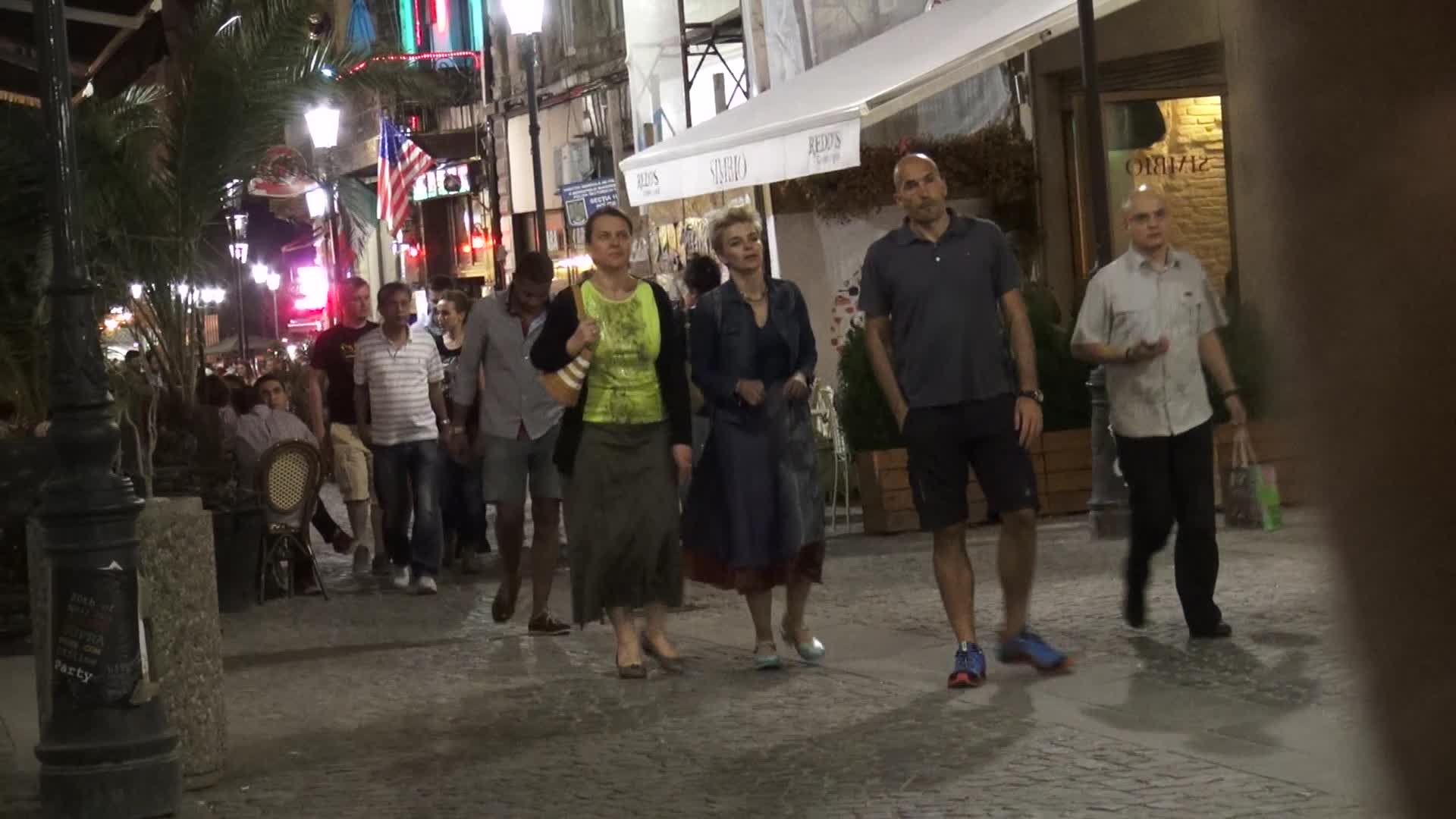 Timp de o ora, in care s-a plimbat cu prietenii sai, Gianina nu a schitat nici macar un zambet