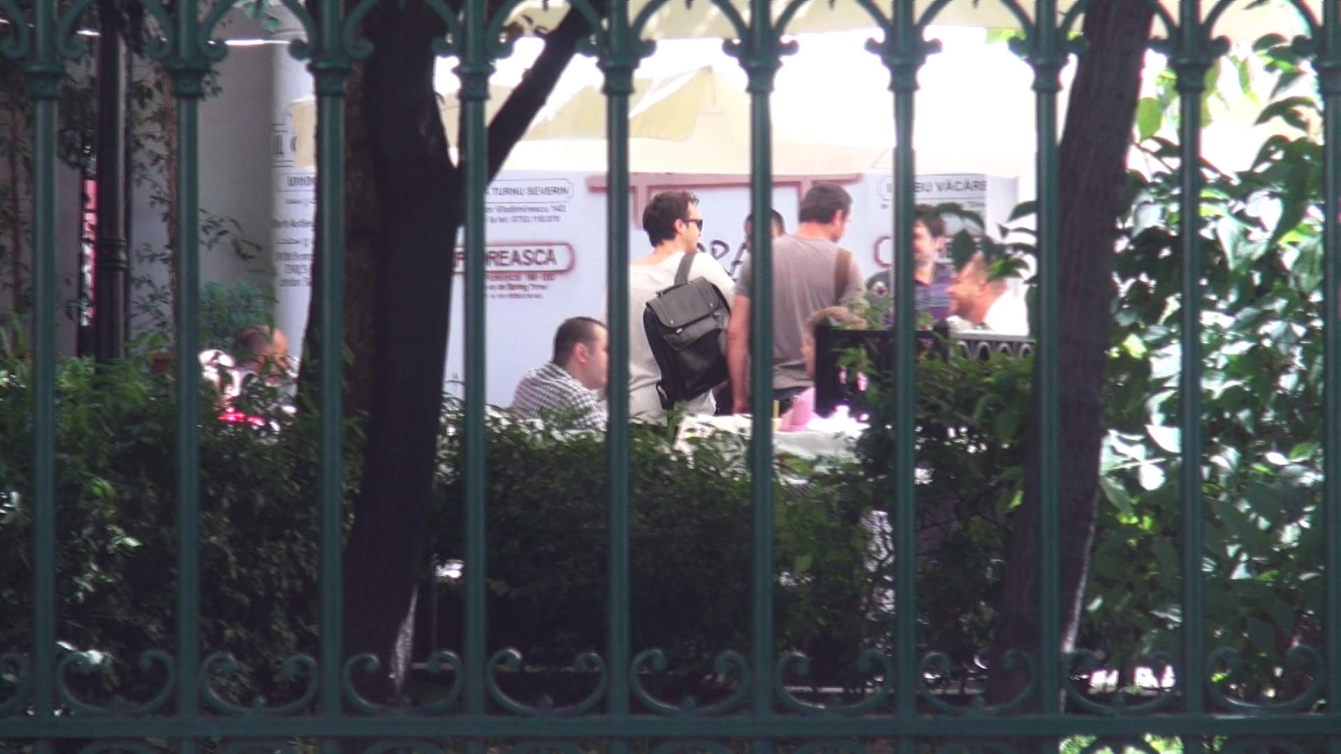 Cei doi merg sa manance pe terasa unui restaurant renumit