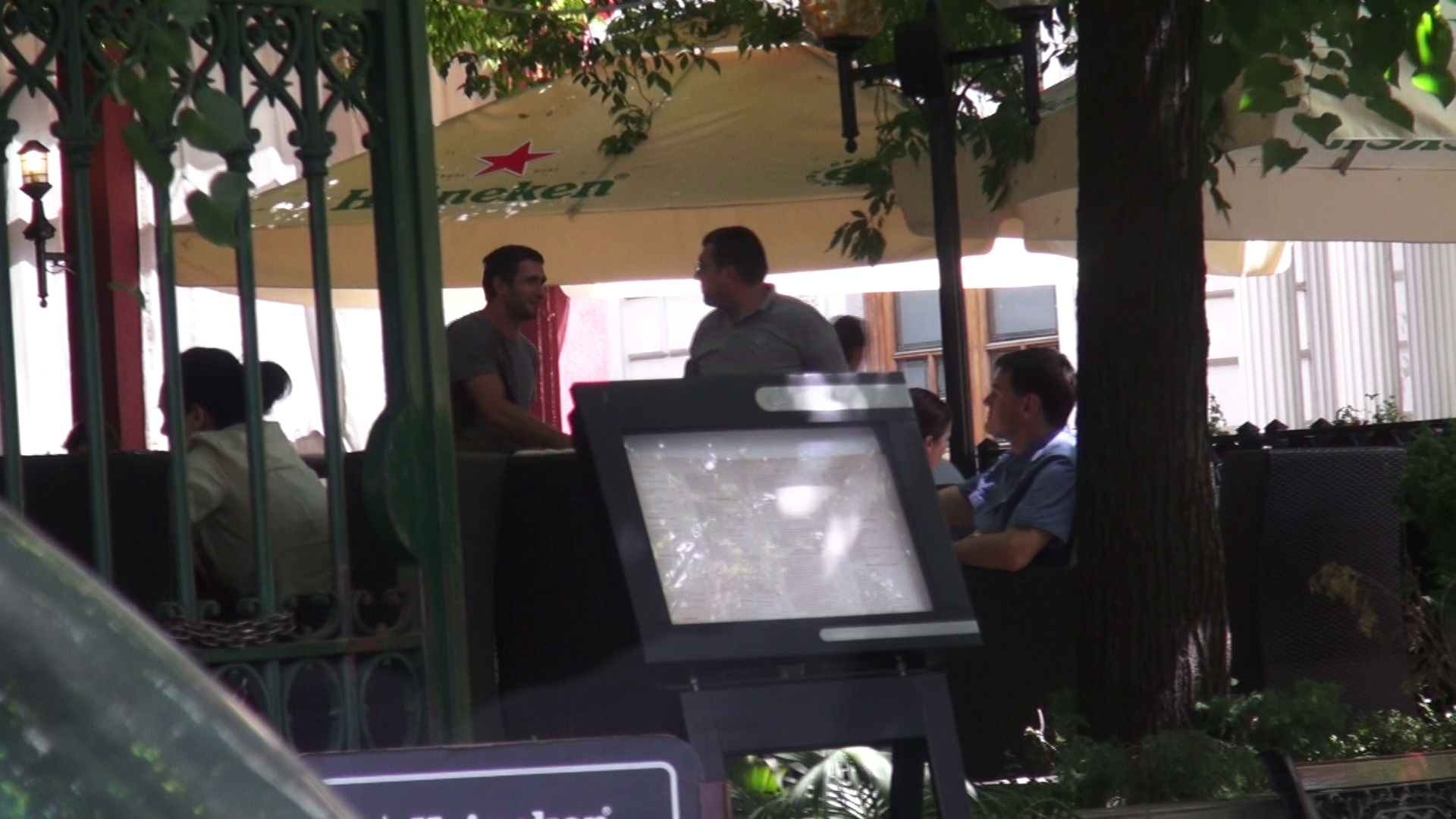 Dragos Bucur se opreste sa dea noroc cu toata lumea cunoscuta