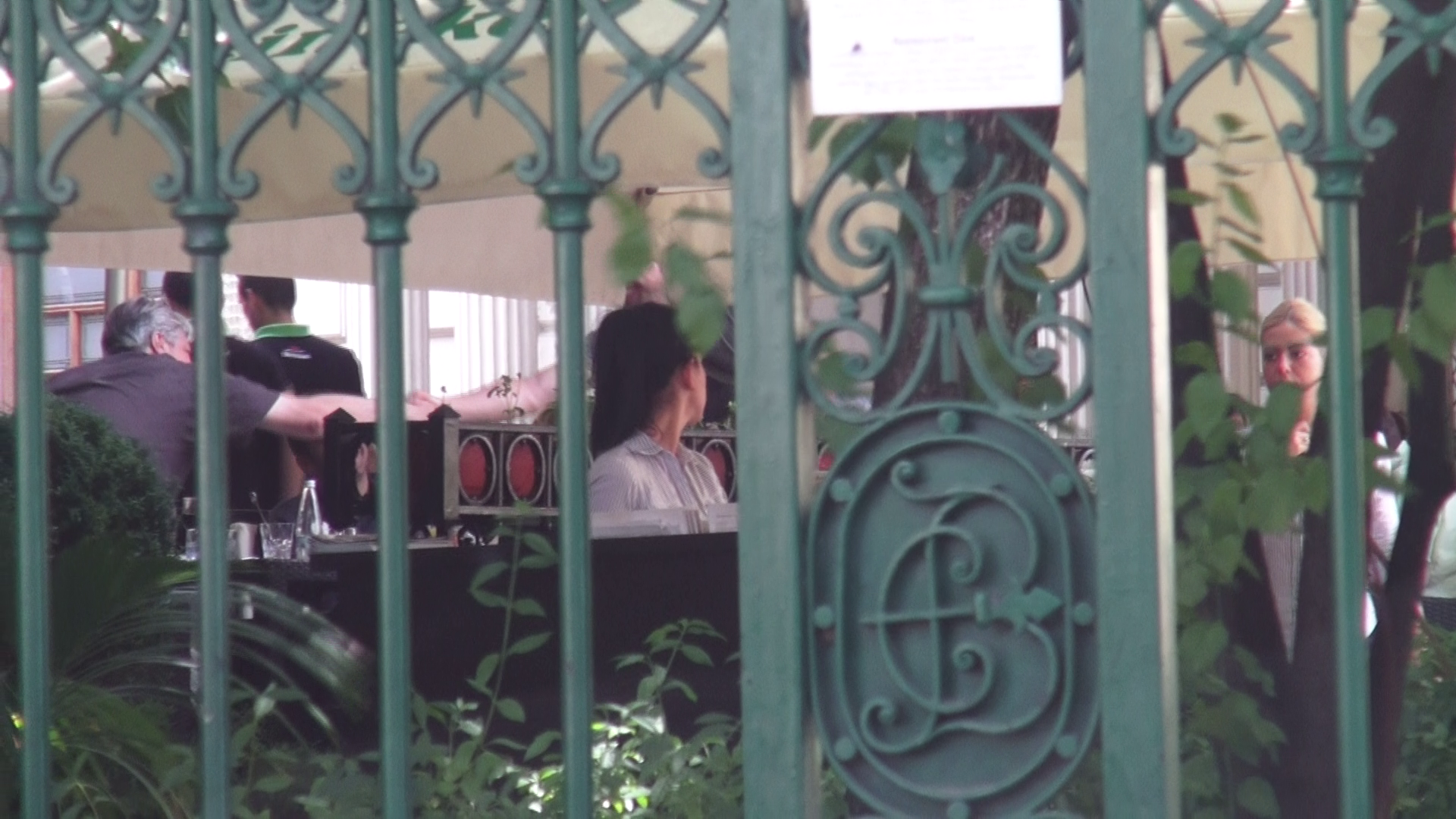 Pana sa ajunga la masa actorul a salutat o sumedenie de prieteni