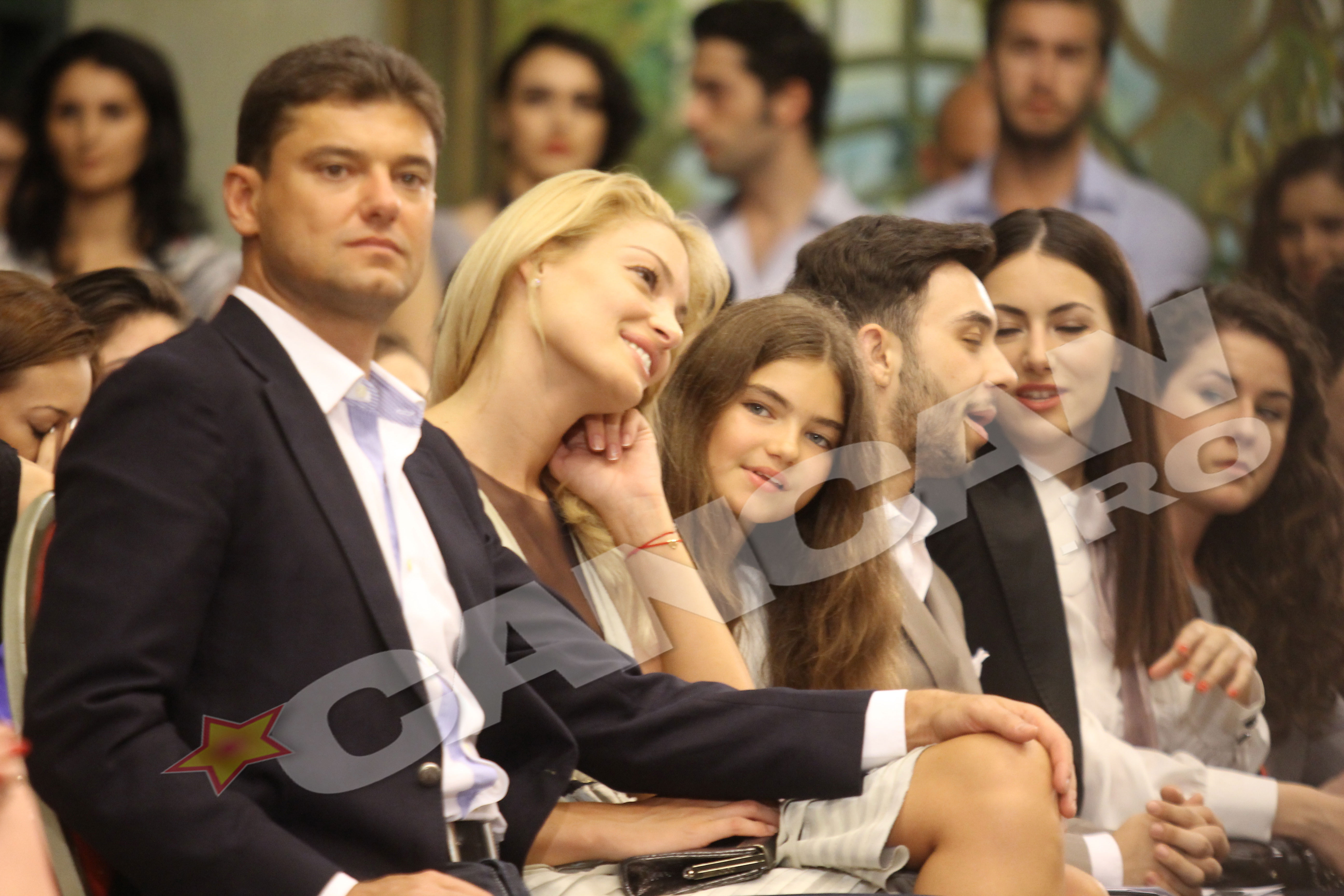 Politicianul nu si-a dezlipit mana de piciorul Valentinei