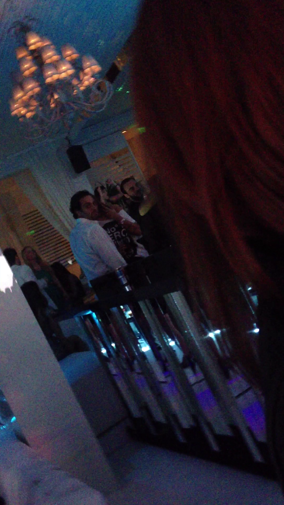 Desi o tanara incerca sa intre in discutie cu el, omul de afaceri avea cu o alta preocupare