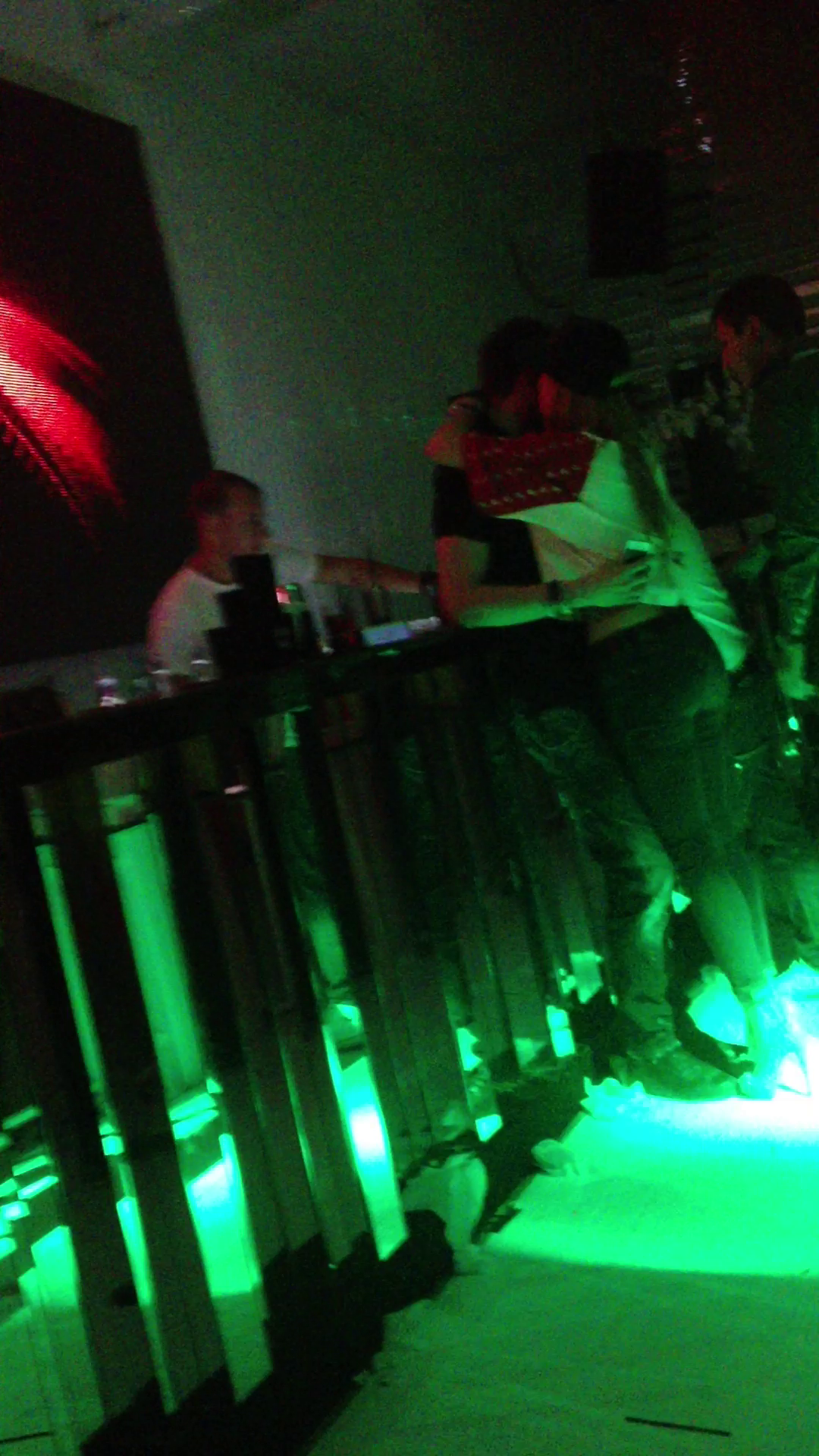 Cat timp Raluca era la baie, fotbalistul s-a intretinut cu una dintre prietenele ei