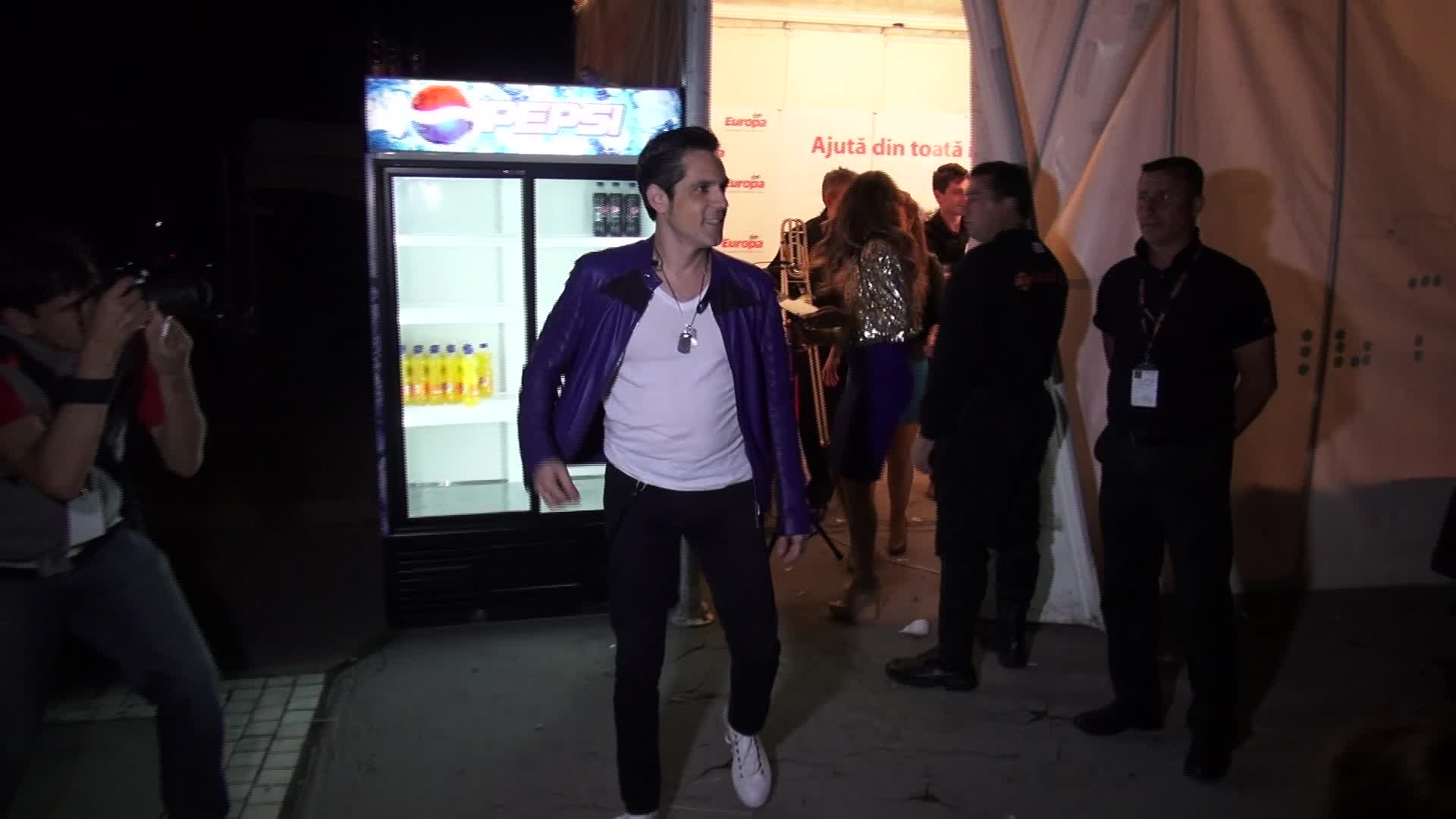 Artistul a fost flancat de bodyguarzi pana la urcarea pe scena