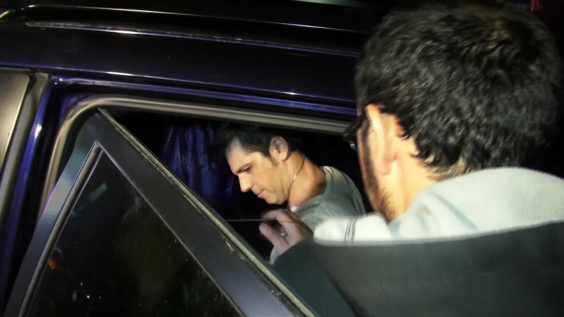 Pentru a nu da ochii cu presa, cantaretul a fost luat de sofer chiar de langa scena