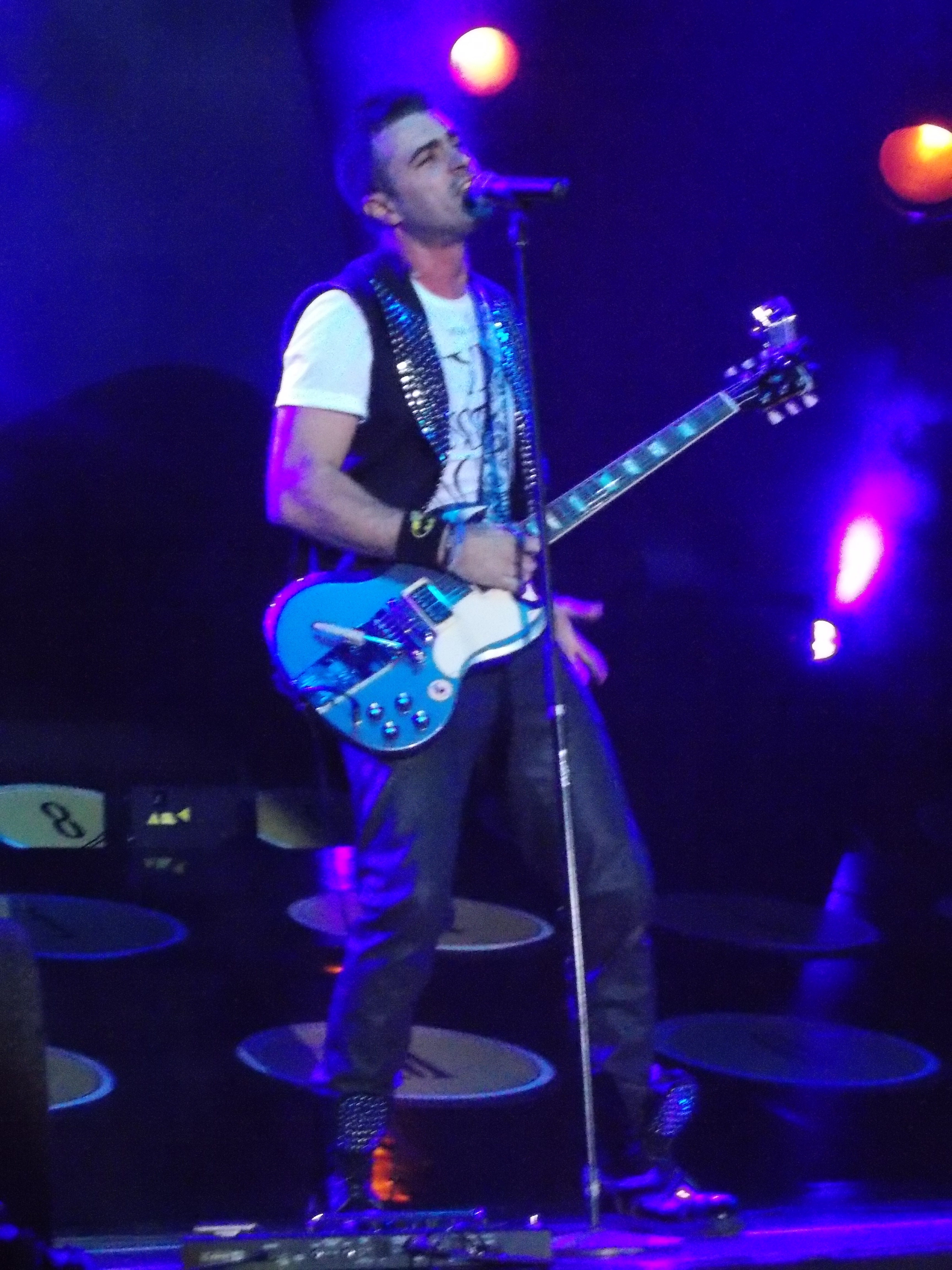 Solistul trupei Vunk face furori pe scena, fetele din primele randuri fiind de-a dreptul isterizate