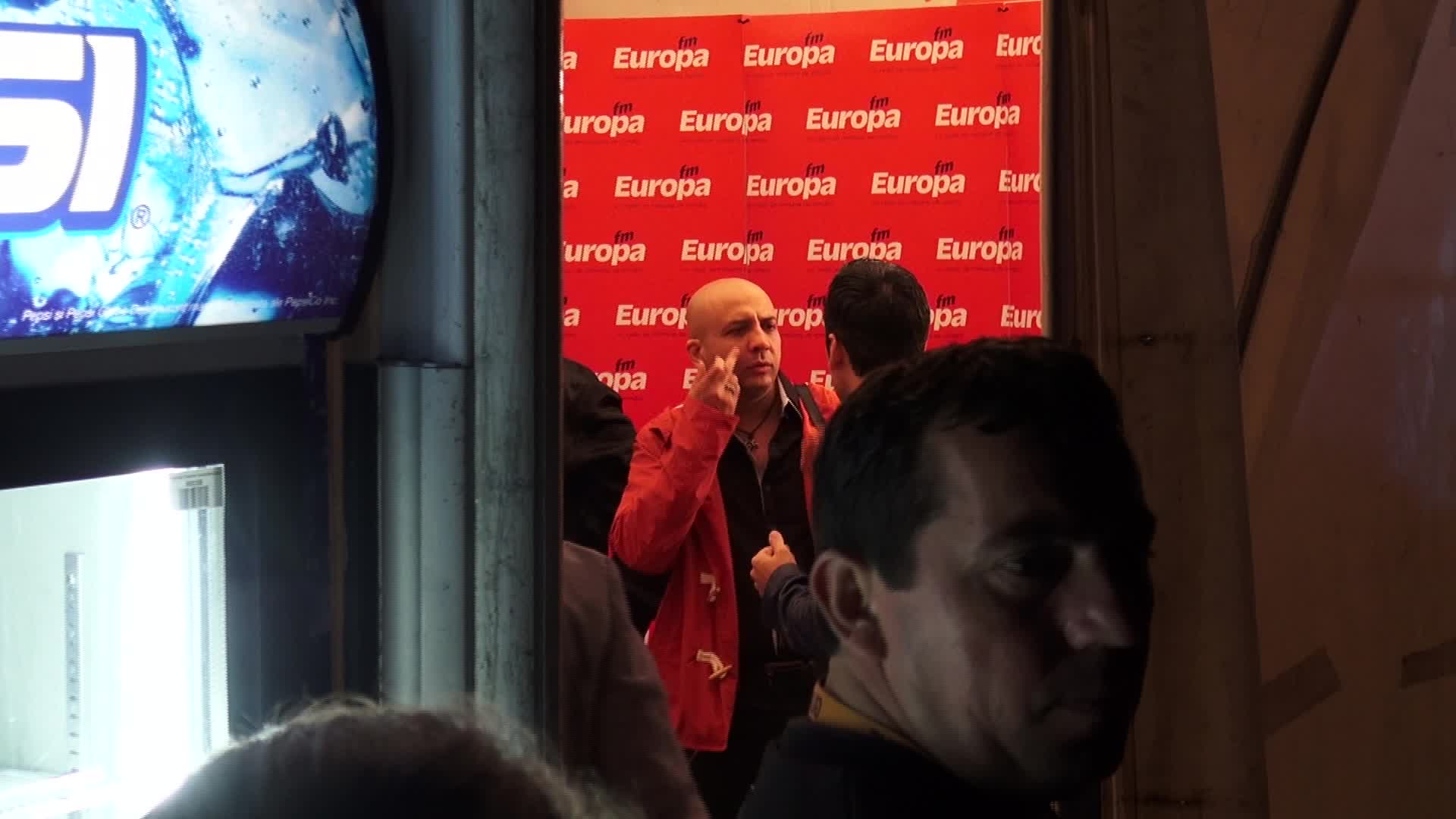 Chitaristul ii arata lui Stefan ca este murdar pe fata