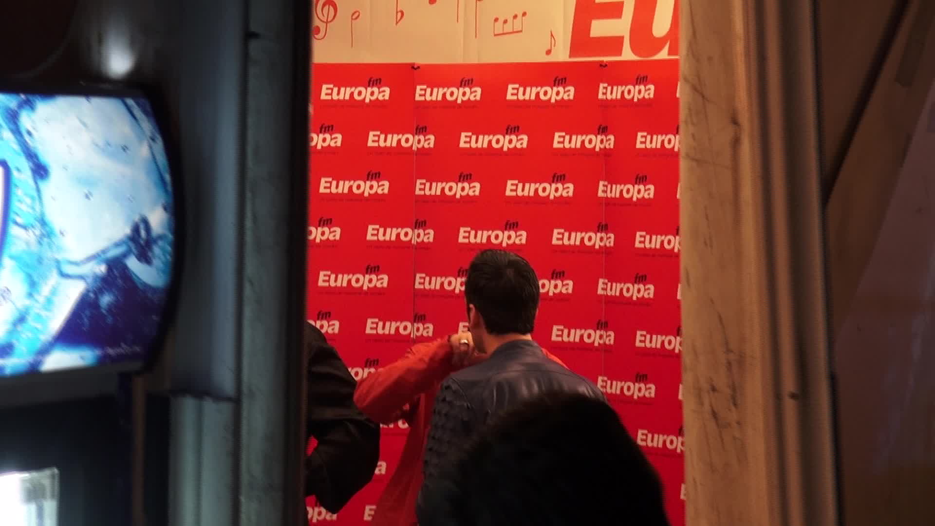 Chitaristul isi sterge pe Stefan pe obraz