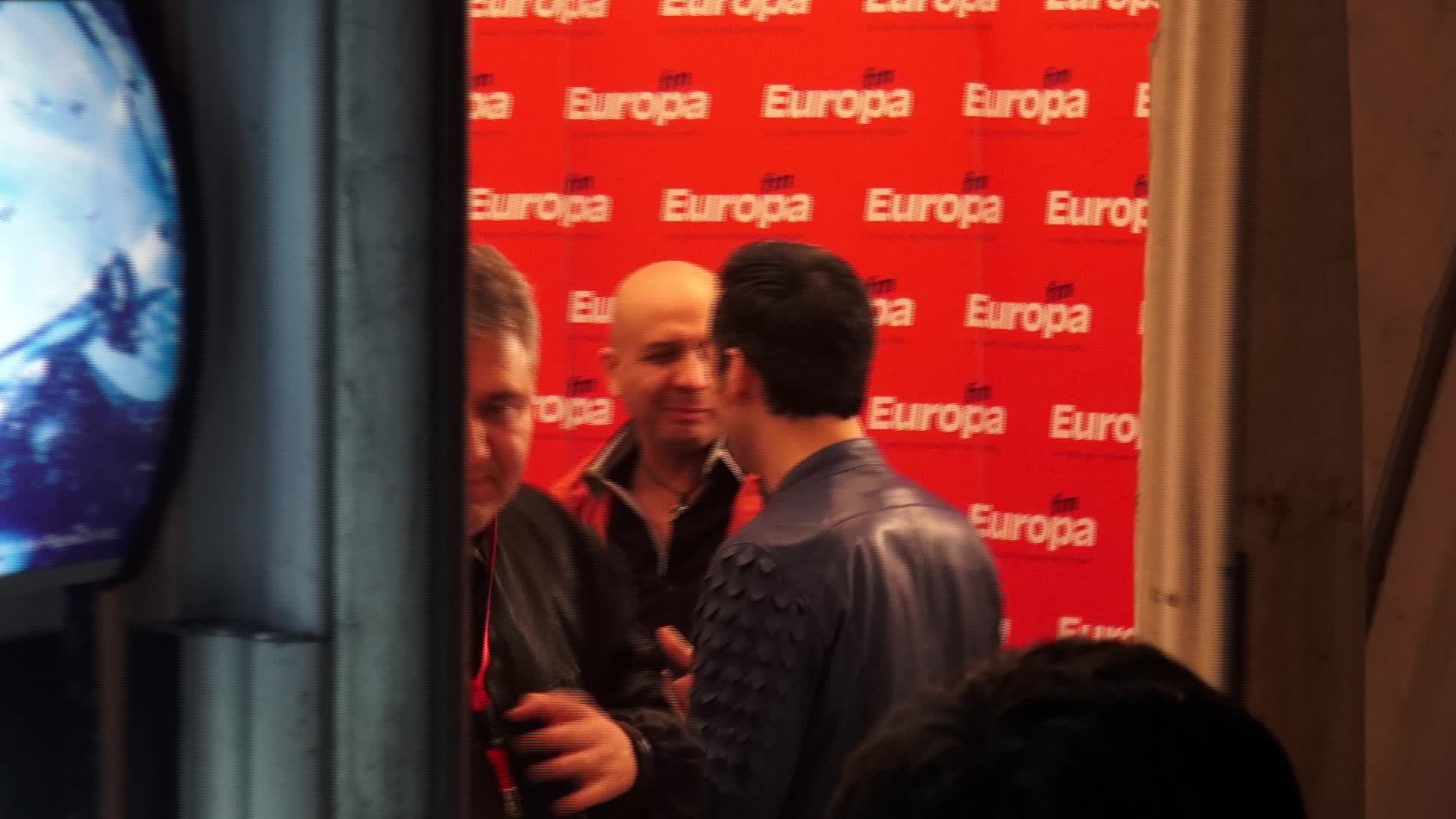 Artistul si chitaristul sau se amuza teribil pe seama faptul ca Stefan avea urme de fard sau de ruj pe fata