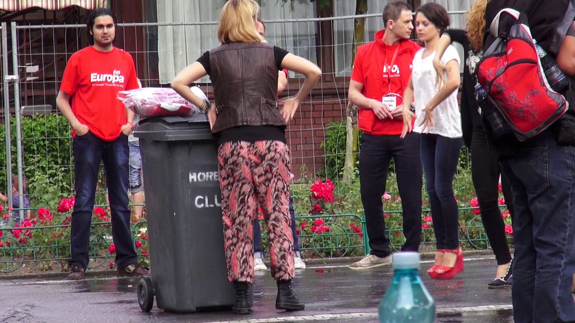 Oana a pus casetofonul pe un tomberon si a inceput sa repete cu dansatorii ei