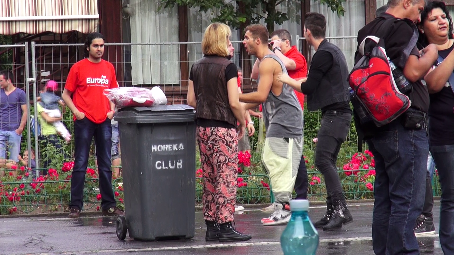 Pe tanara nu o deranjeaza deloc spatiul mic si incomod pentru a-si exersa coregrafia