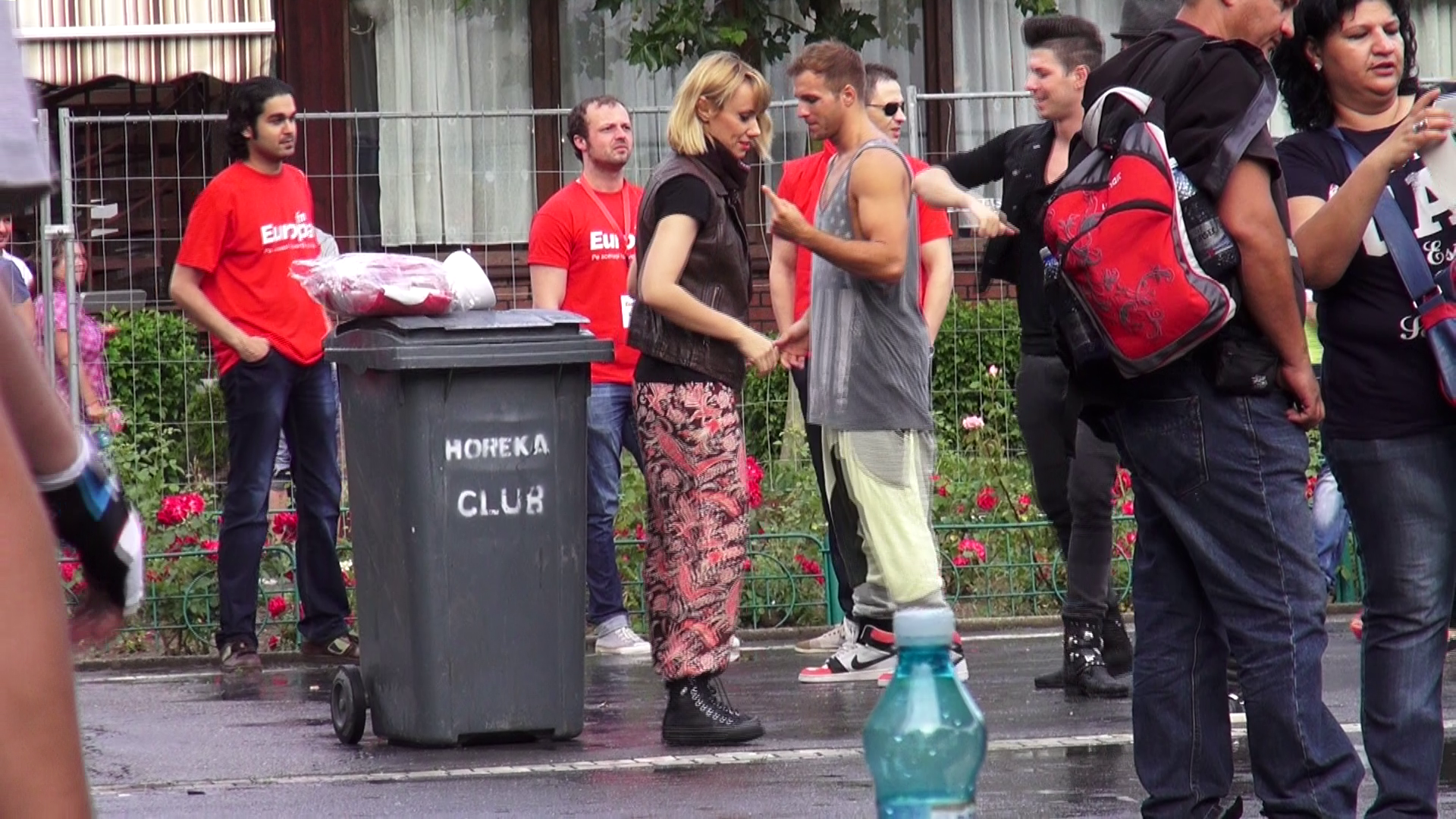 De la marile scene din Ibiza, Oana a ajuns sa repete fix langa un tomberon