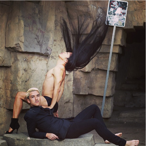 In timp ce coregraful a ales o vestimentatie masculina, partenerul sau a incaltat pantofi cu toc si a pozat seminud