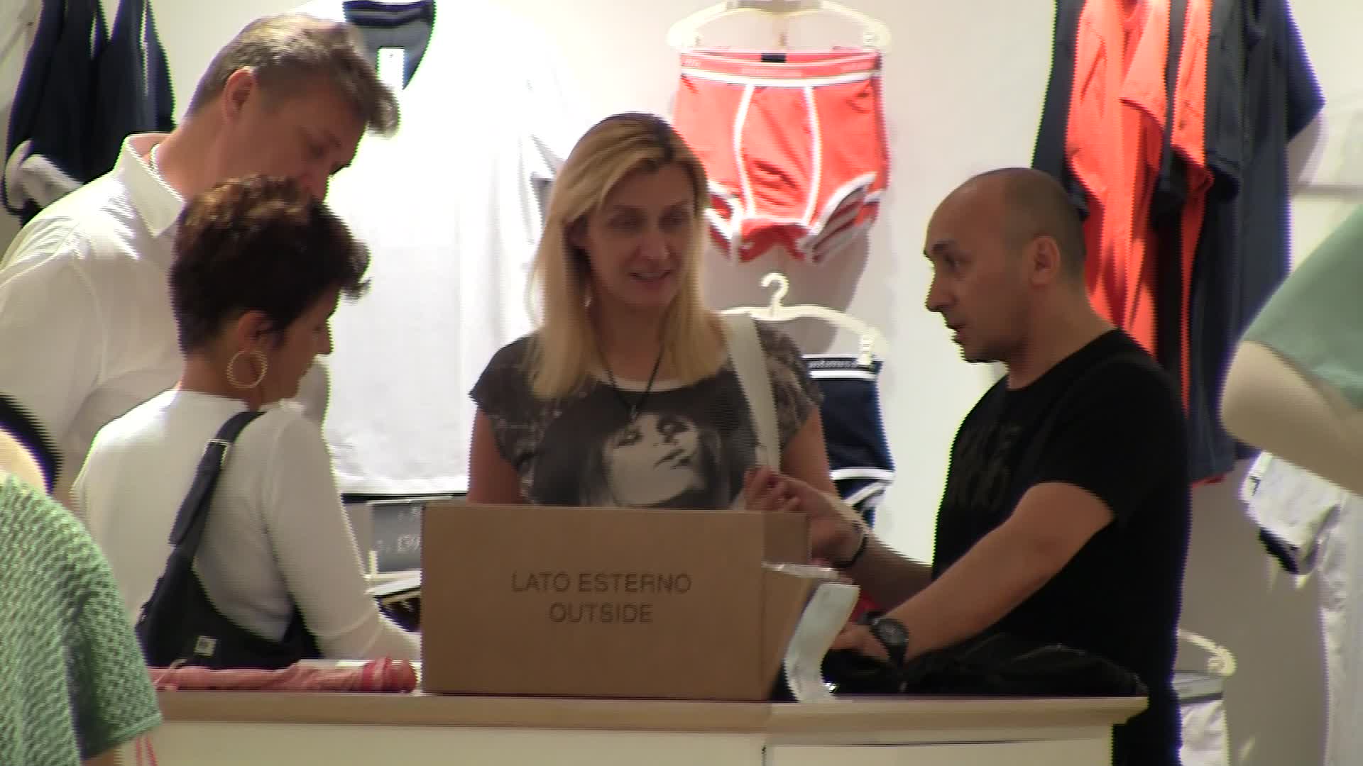 Marcel Pavel si sotia lui s-au uitat pe un catalog de lenjerie intima