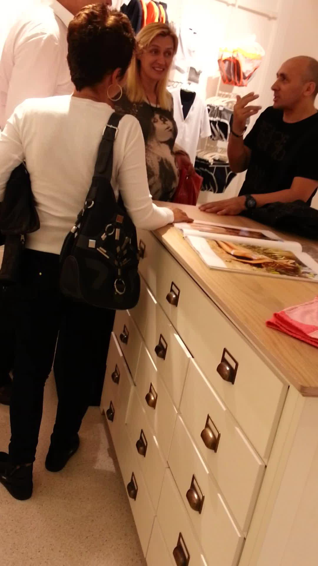 Artistul nu a scapat nici o secunda din ochi pe Violeta, insarcinata in opt luni