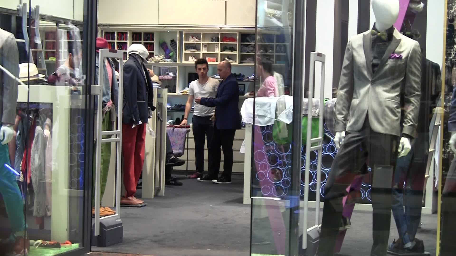 Marcel a probat cateva sacouri, in timp ce sotia sa statea comod pe canapea si isi dadea cu parerea