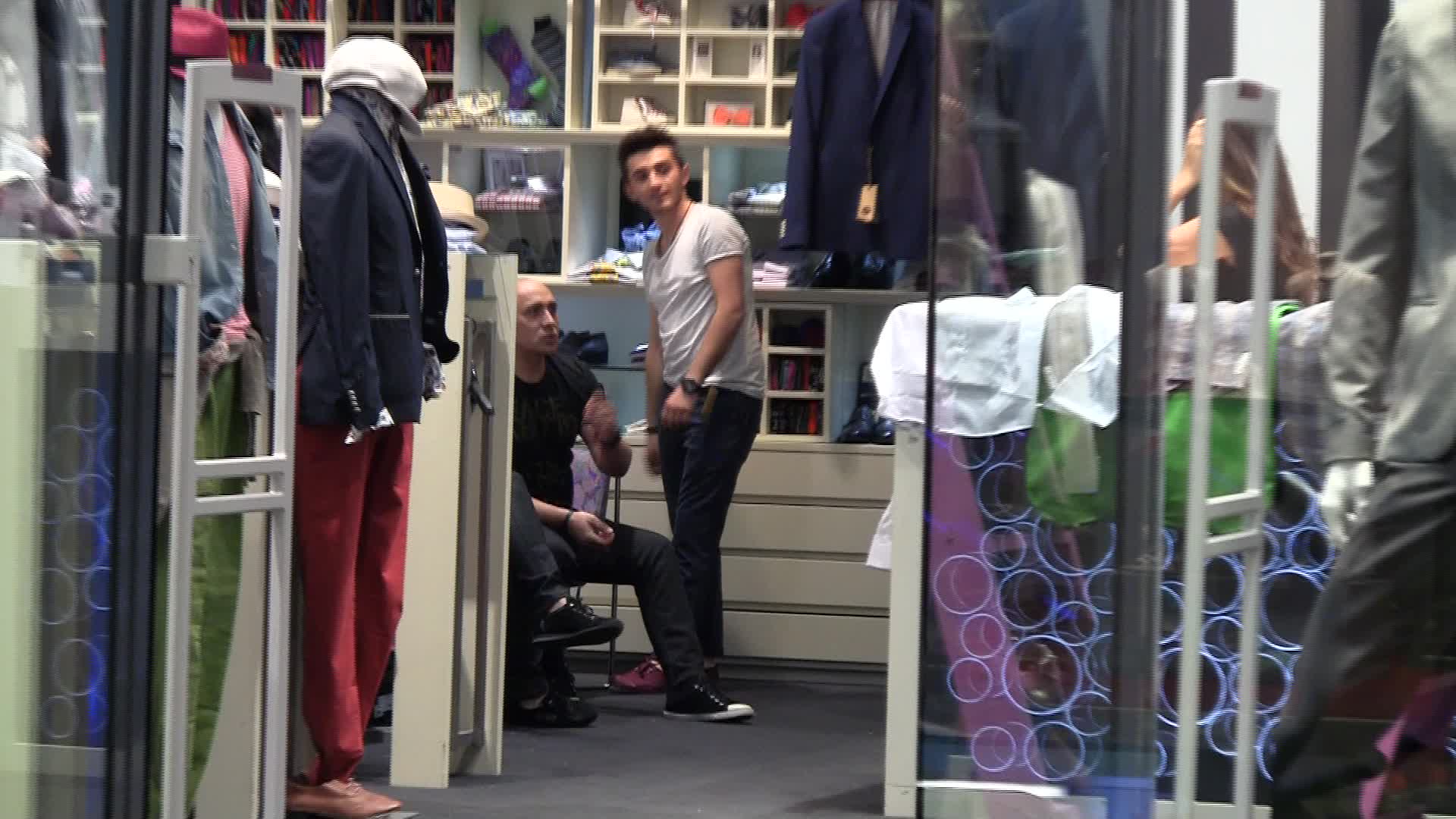 Obosit de atata probat, la un moment dat, Marcel se aseaza langa sotia sa si decid ce articole vestimentare sa cumpere