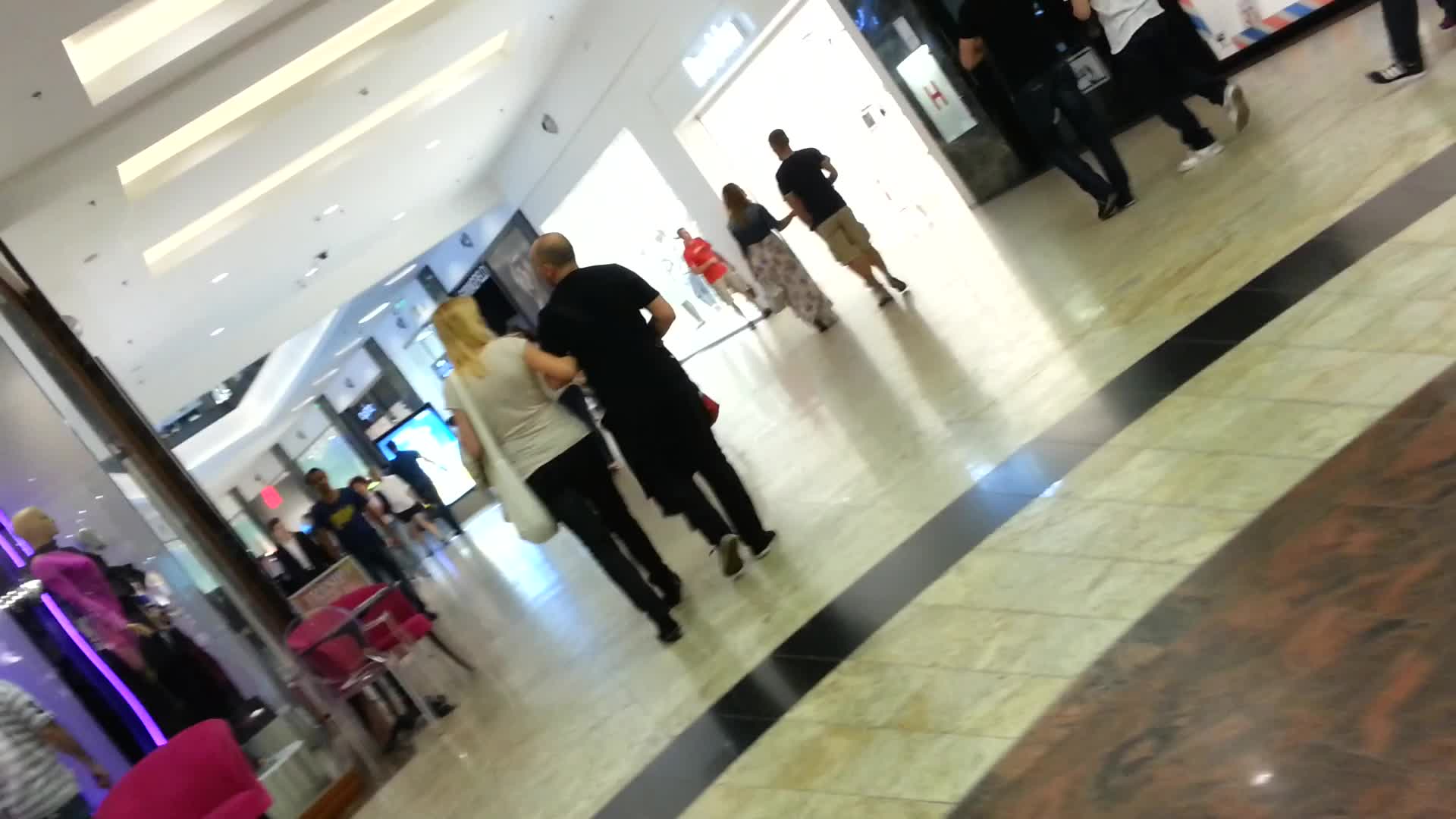 Marcel si Violeta s-au plimbat prin mall ca doi indragostiti