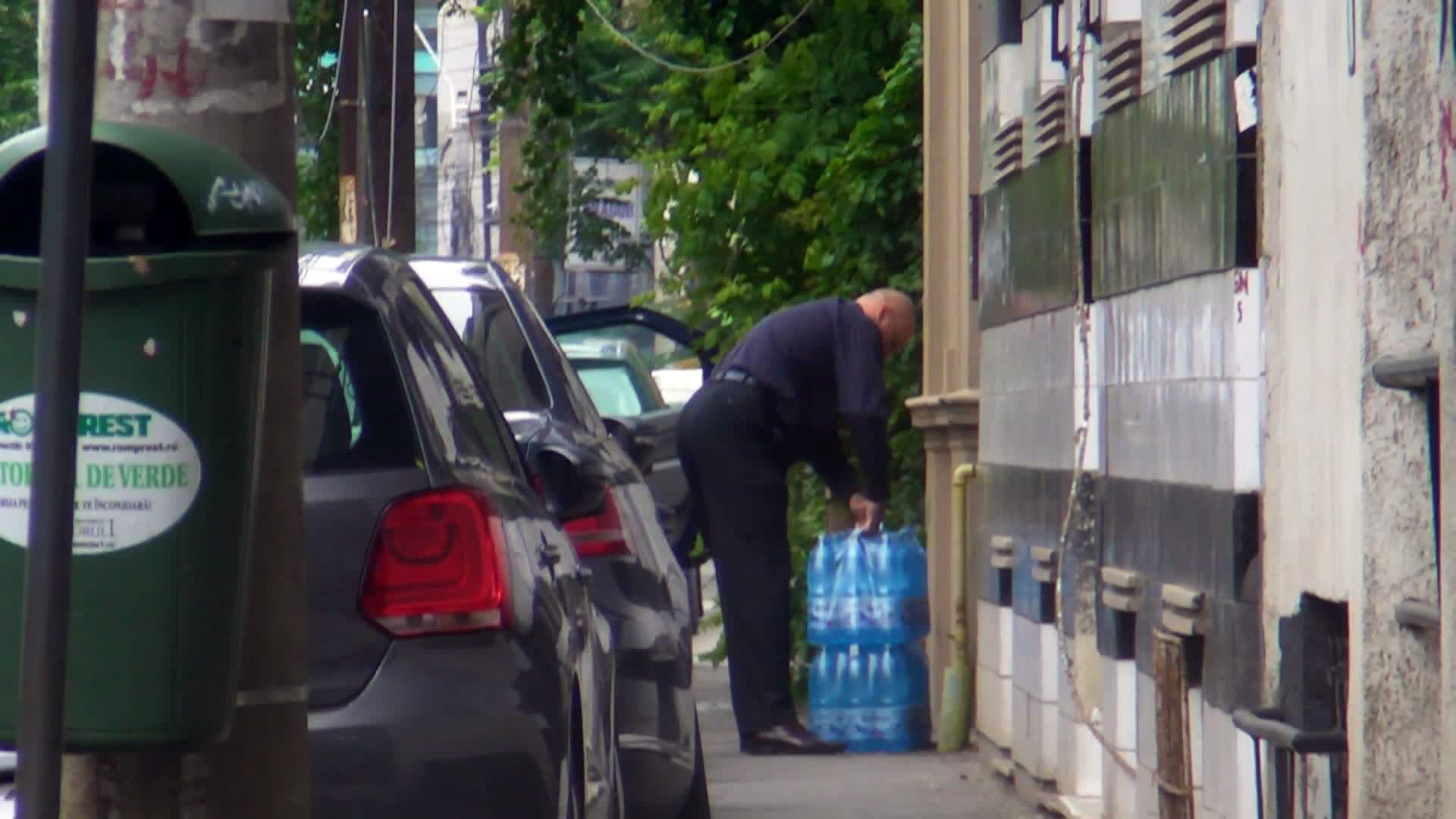 Dimineata soferul i-a adus lui Iantu cateva baxuri de apa plata si minerala