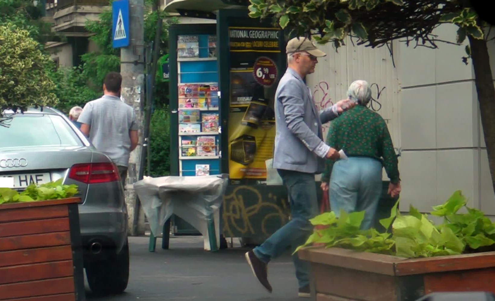 Dupa o vizita la o banca Iantu a iesit de acolo foc si para si a inrosit telefonul mobil