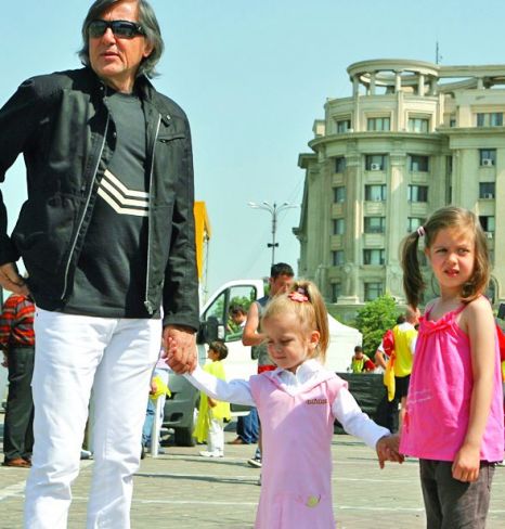 Ilie Nastase, alaturi de cele doua fiice ale sale si ale Amaliei