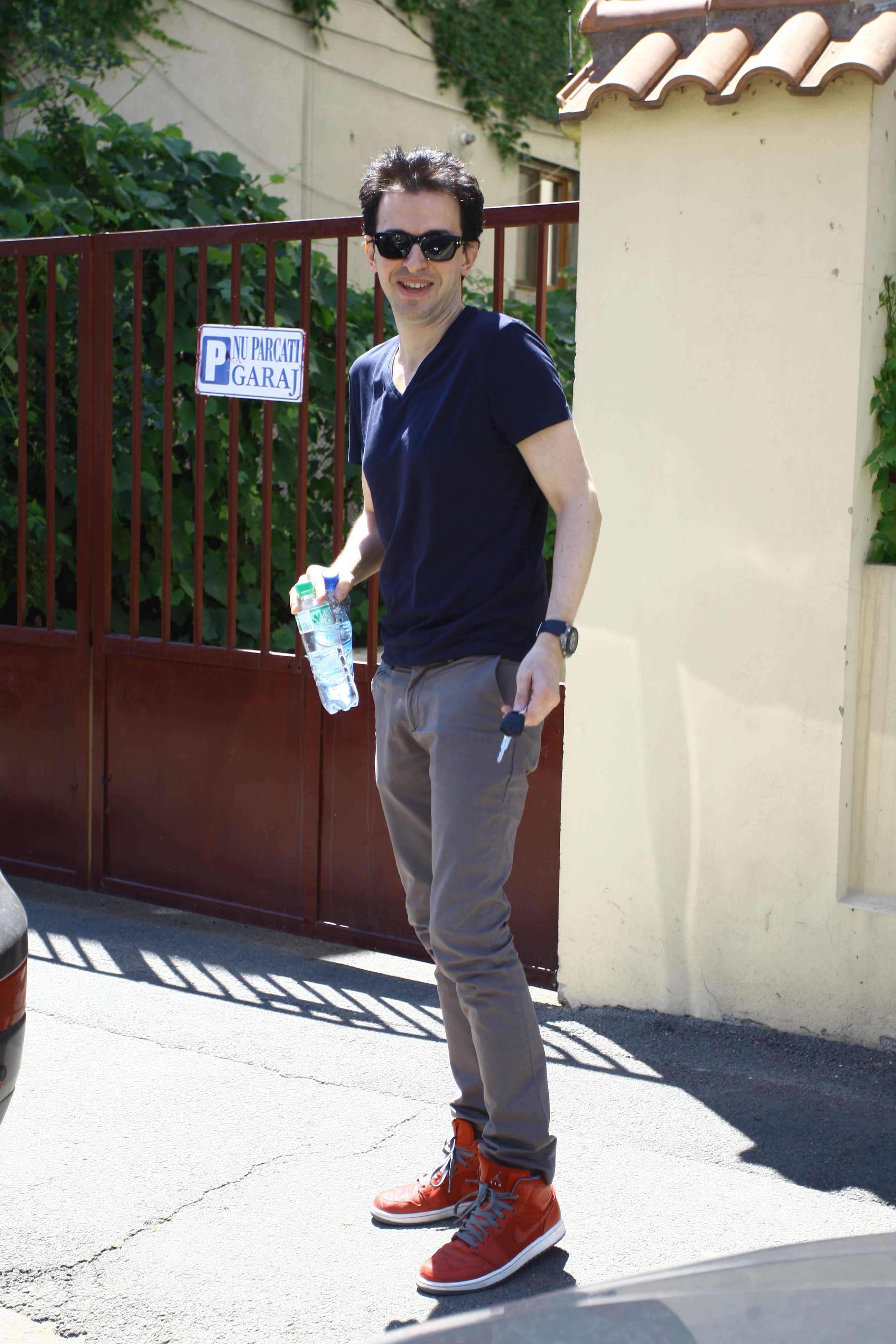 Keo se ocupa atat de piesele lui cat si de cele ale iubitei sale