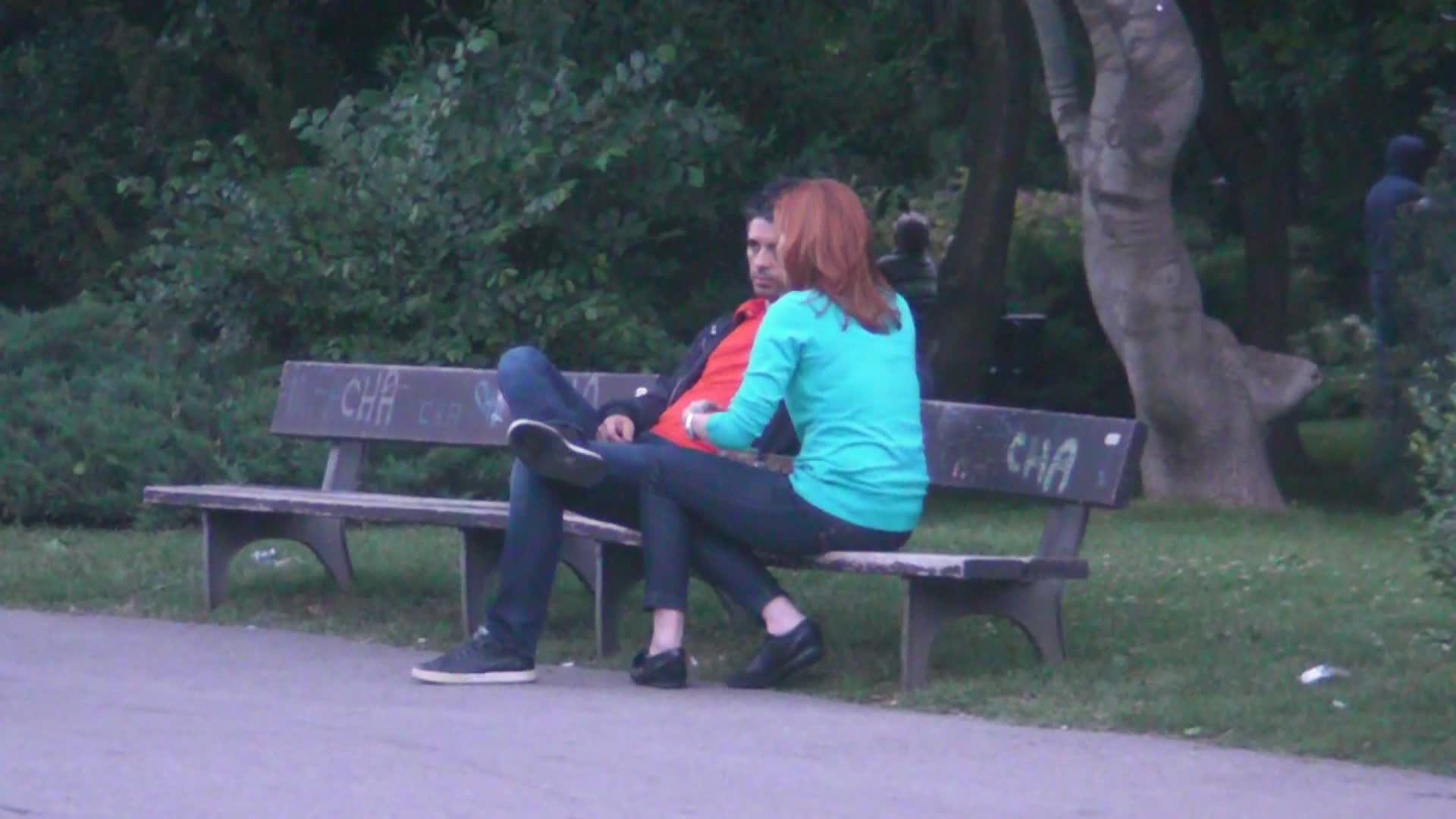 Discutia dintre cei doi pare destul de serioasa, avand in vedere ca nici unul nu schiteaza nici un zambet