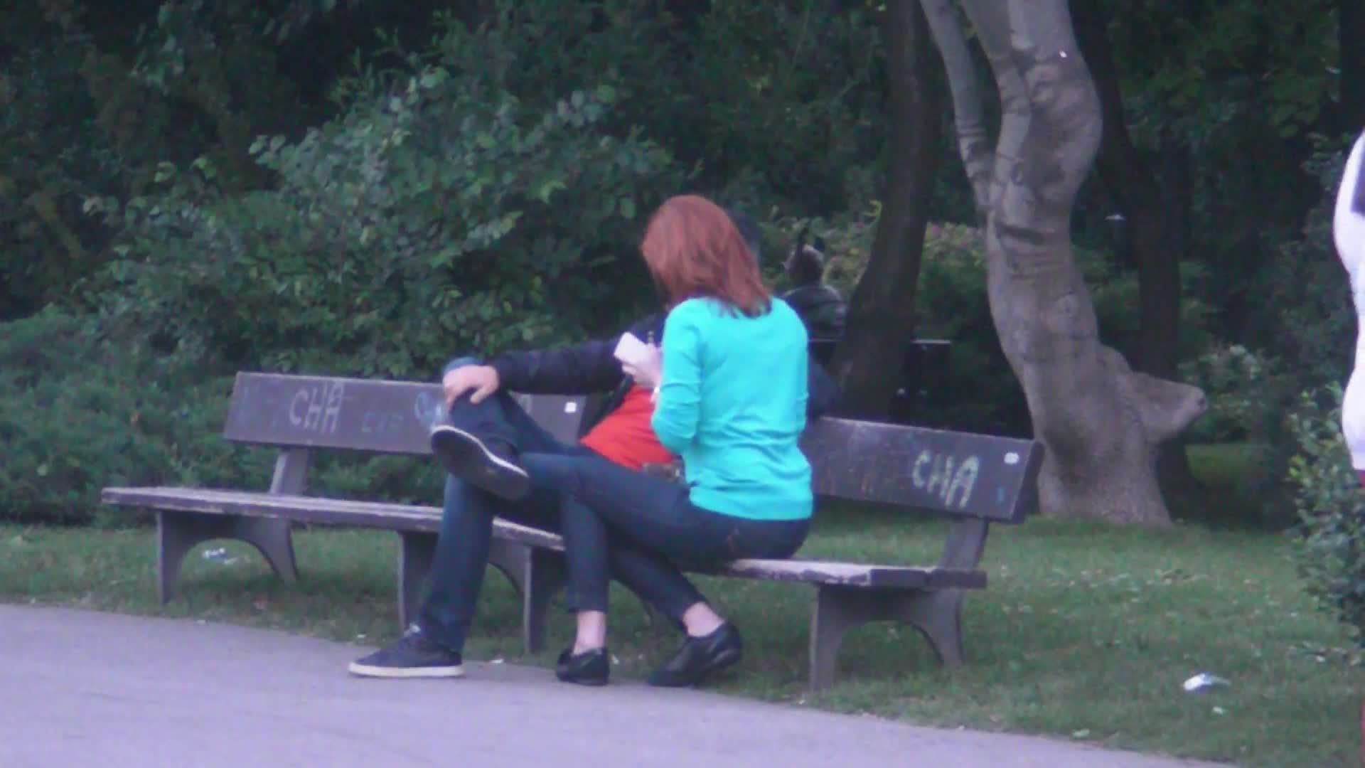 Ioana primeste un sms, la care raspunde concentrata