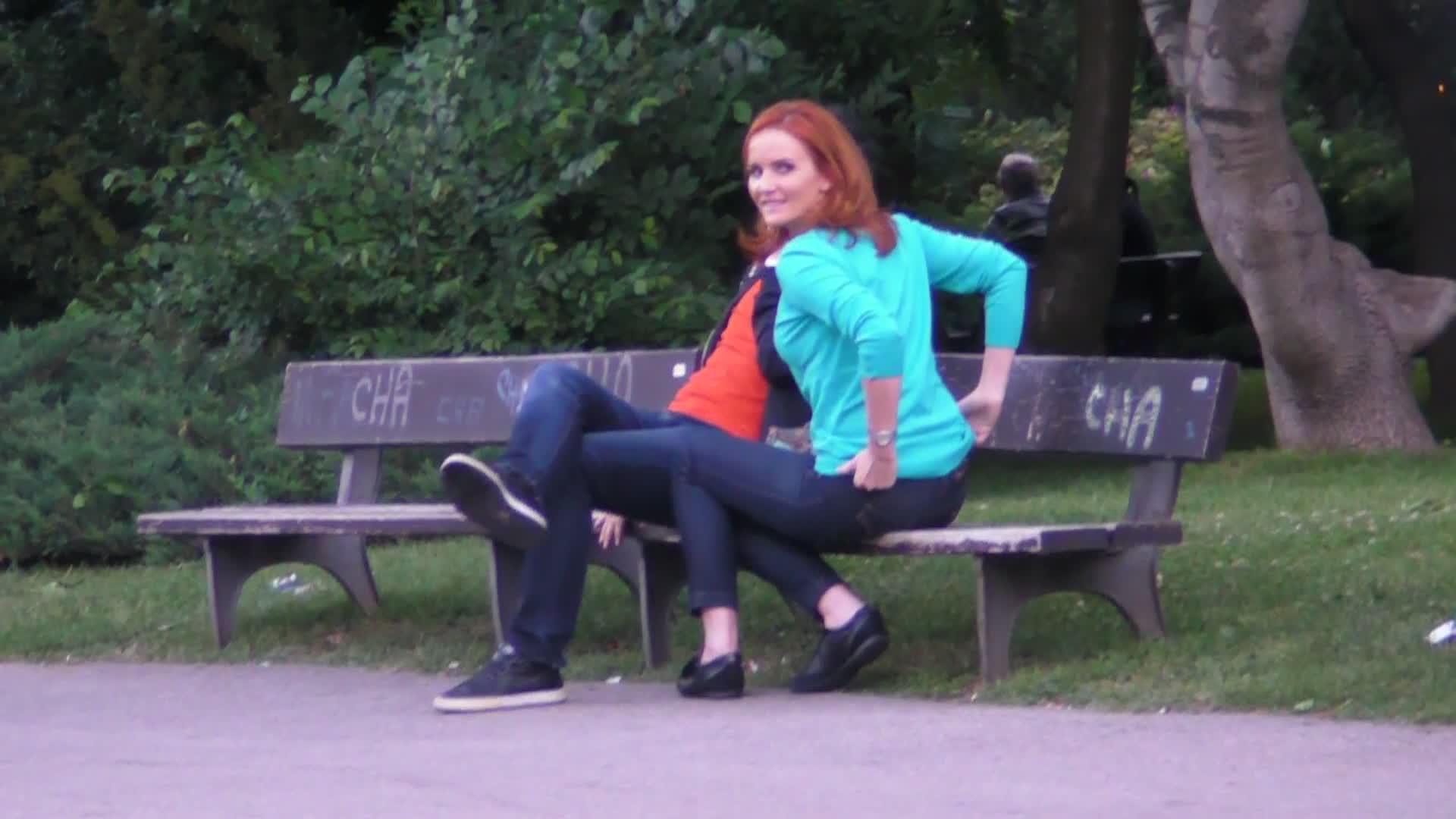 Imediat dupa ce termina de trimis mesajul, Ioana s-a inveselit brusc